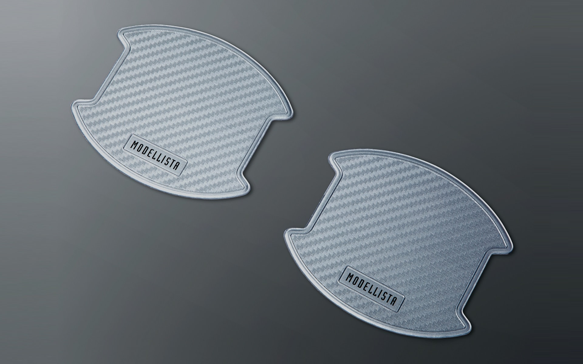 ドア開閉時に付きやすい爪やカギによる小傷を防止。ホワイト・ブラック・シルバーの3色をラインアップし、ボディカラーや好みに合わせて選べる実用性とデザイン性を兼ね備えている。価格は1セット（2枚入り）が3300円。1台分（4枚入り）が6600円