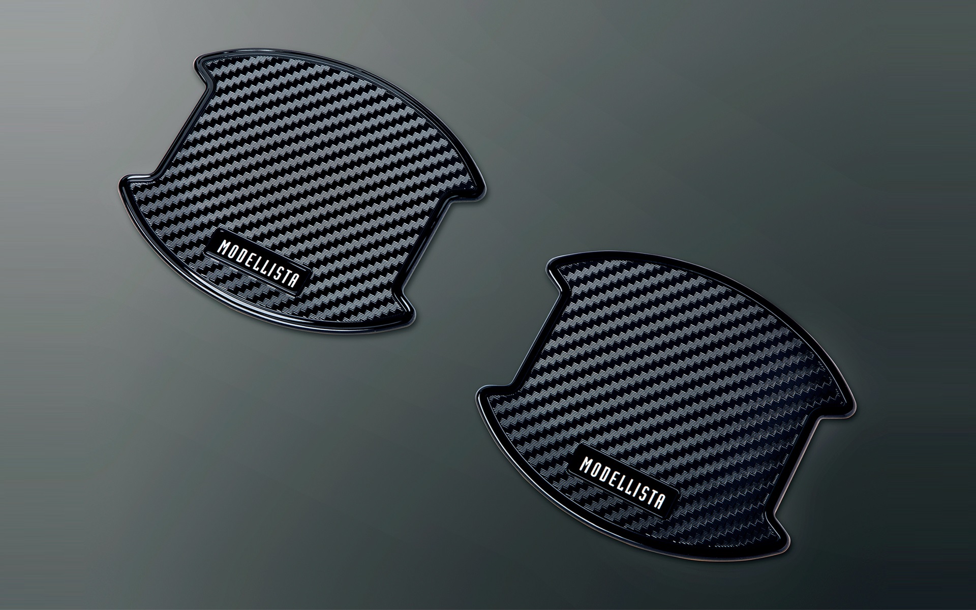 ドア開閉時に付きやすい爪やカギによる小傷を防止。ホワイト・ブラック・シルバーの3色をラインアップし、ボディカラーや好みに合わせて選べる実用性とデザイン性を兼ね備えている。価格は1セット（2枚入り）が3300円。1台分（4枚入り）が6600円