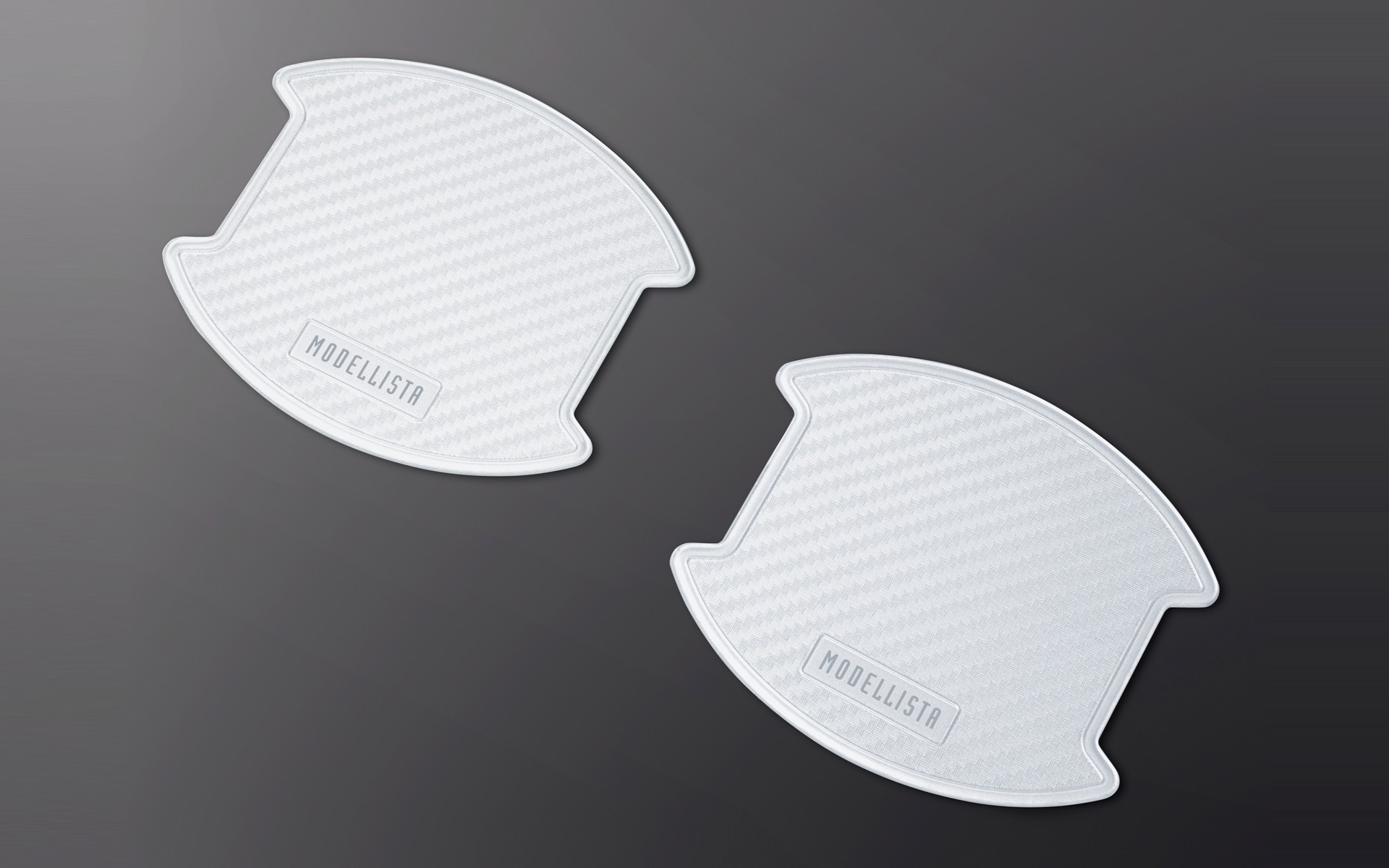 ドア開閉時に付きやすい爪やカギによる小傷を防止。ホワイト・ブラック・シルバーの3色をラインアップし、ボディカラーや好みに合わせて選べる実用性とデザイン性を兼ね備えている。価格は1セット（2枚入り）が3300円。1台分（4枚入り）が6600円