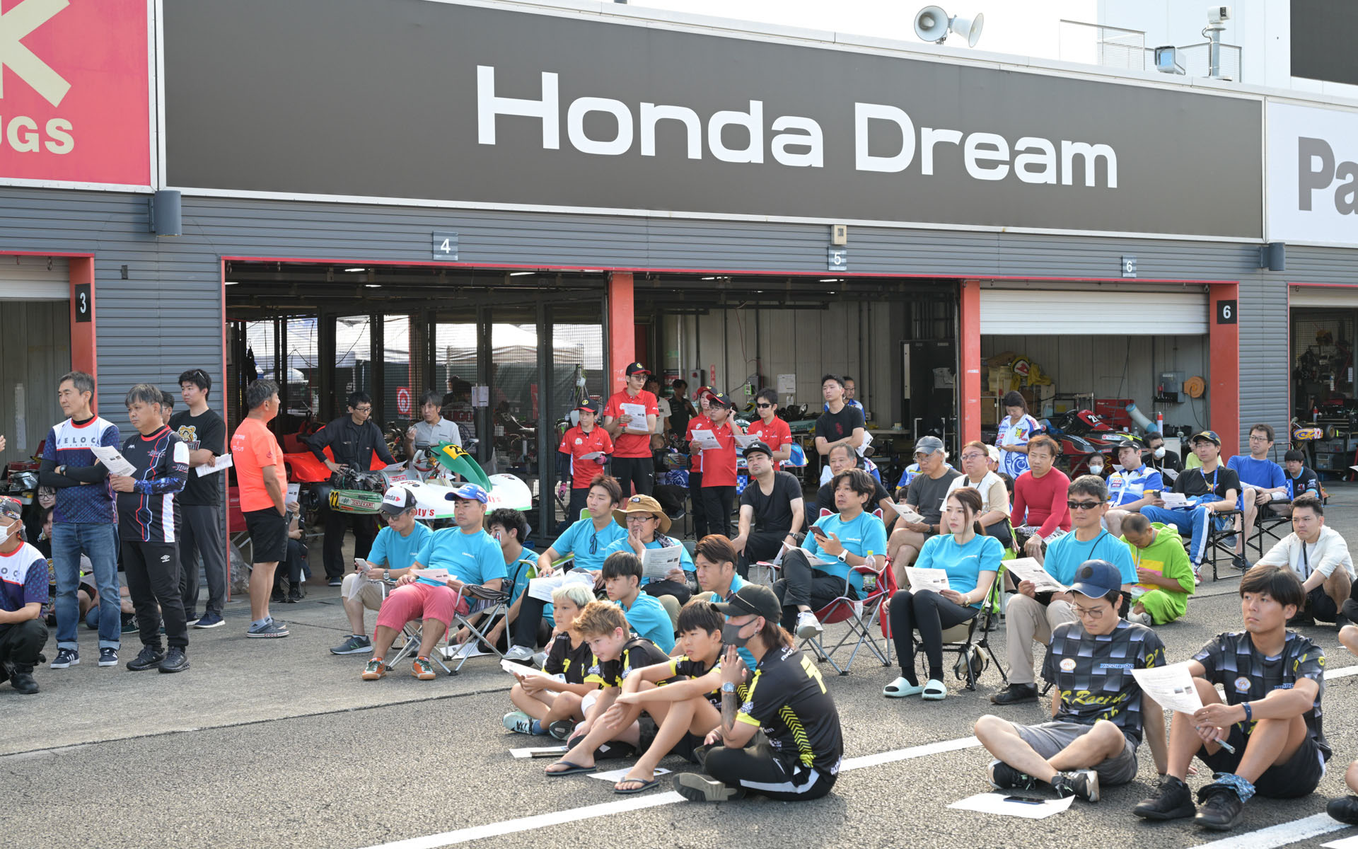 ブリーフィング。K-TAI本番での運営は、JAF公式戦と同等に、本格的かつ厳粛に行なわれる