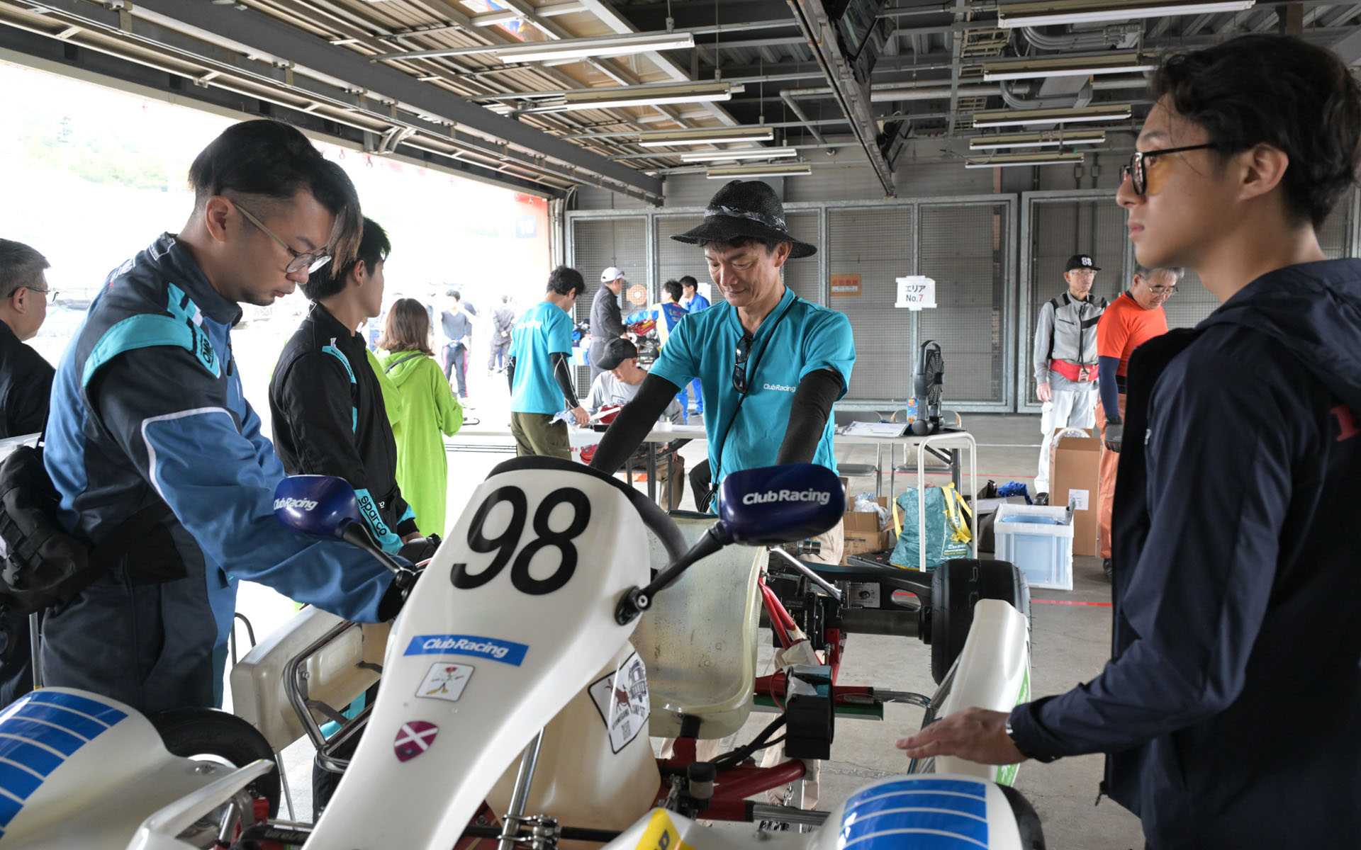 ブリーフィング後に車検を実施。98号車のマシンはホンダGX200で、ダンロップのレンタルカート用タイヤを装着して臨んだ