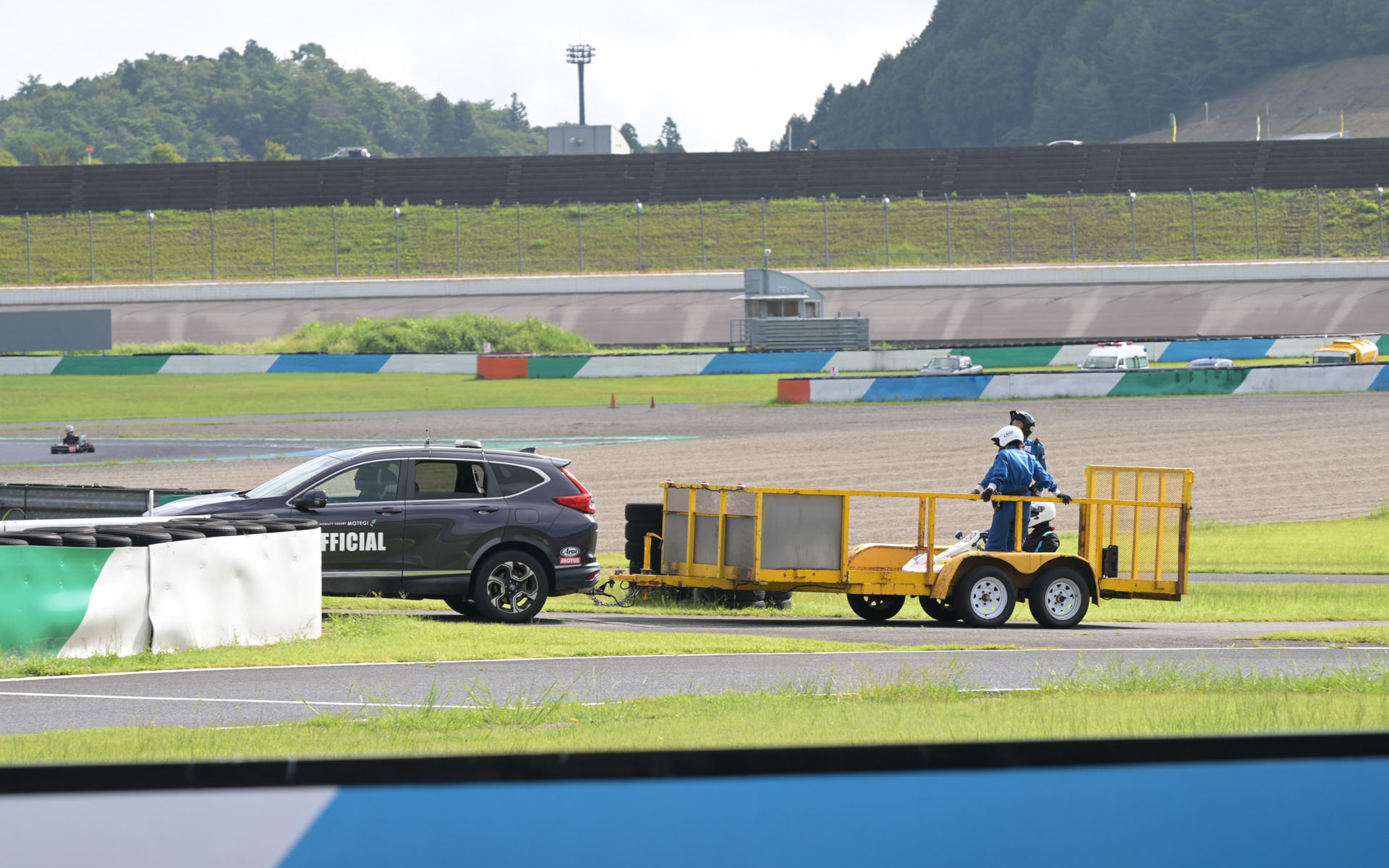 フォーメーションラップに送り出した98号車がなぜか返ってこないと思ったら、途中でストップしたらしく、回収されてパドックへ。ピットで調べたところ、チョークが戻っていなかったことが判明