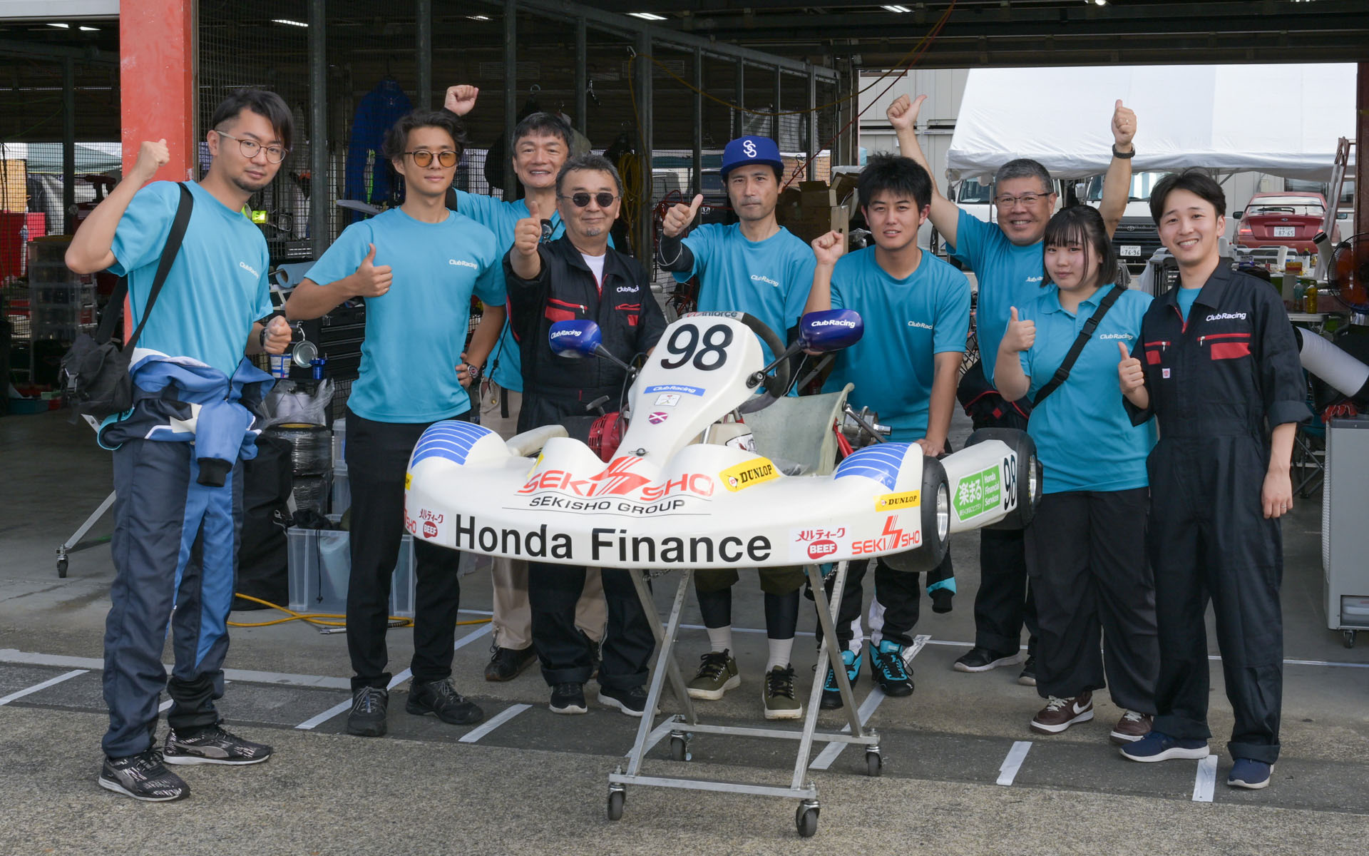 98号車のレース運営に携わってくれたみなさん。ドライバーは西川省吾さんと長野優正さんと筆者