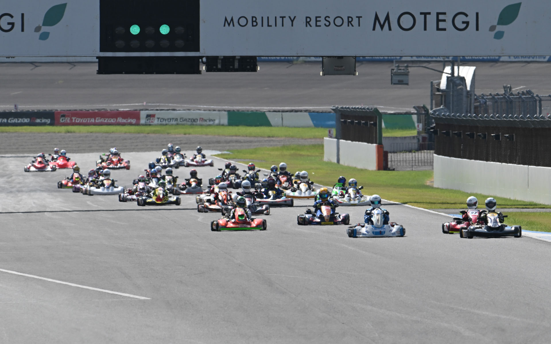 9時30分にレーススタート。すでに気温が高くなっていたが、95台のマシンは大きな混乱もなく1コーナーへ