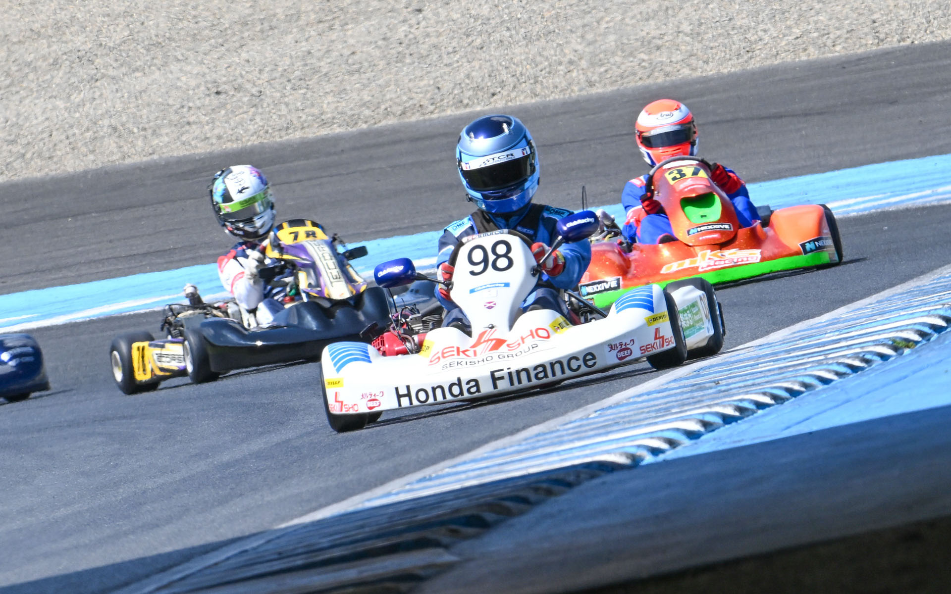 98号車西川選手の走り。「GX200」はクラブレーシングの中でも唯一、クラスIとなる。