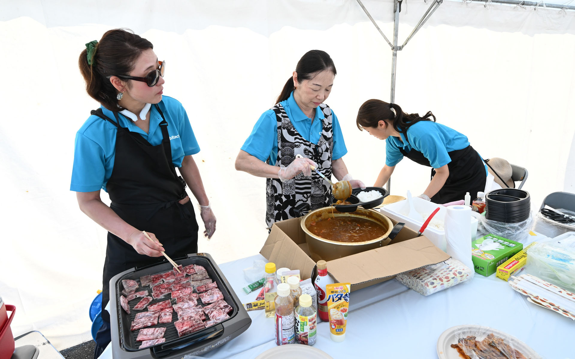 7時間の耐久レース。関係者の厚意で焼肉にカレーと、毎年手の込んだ美味しい食事を用意してもらえるのもクラブレーシングのよき伝統だそう。ありがとうございました！