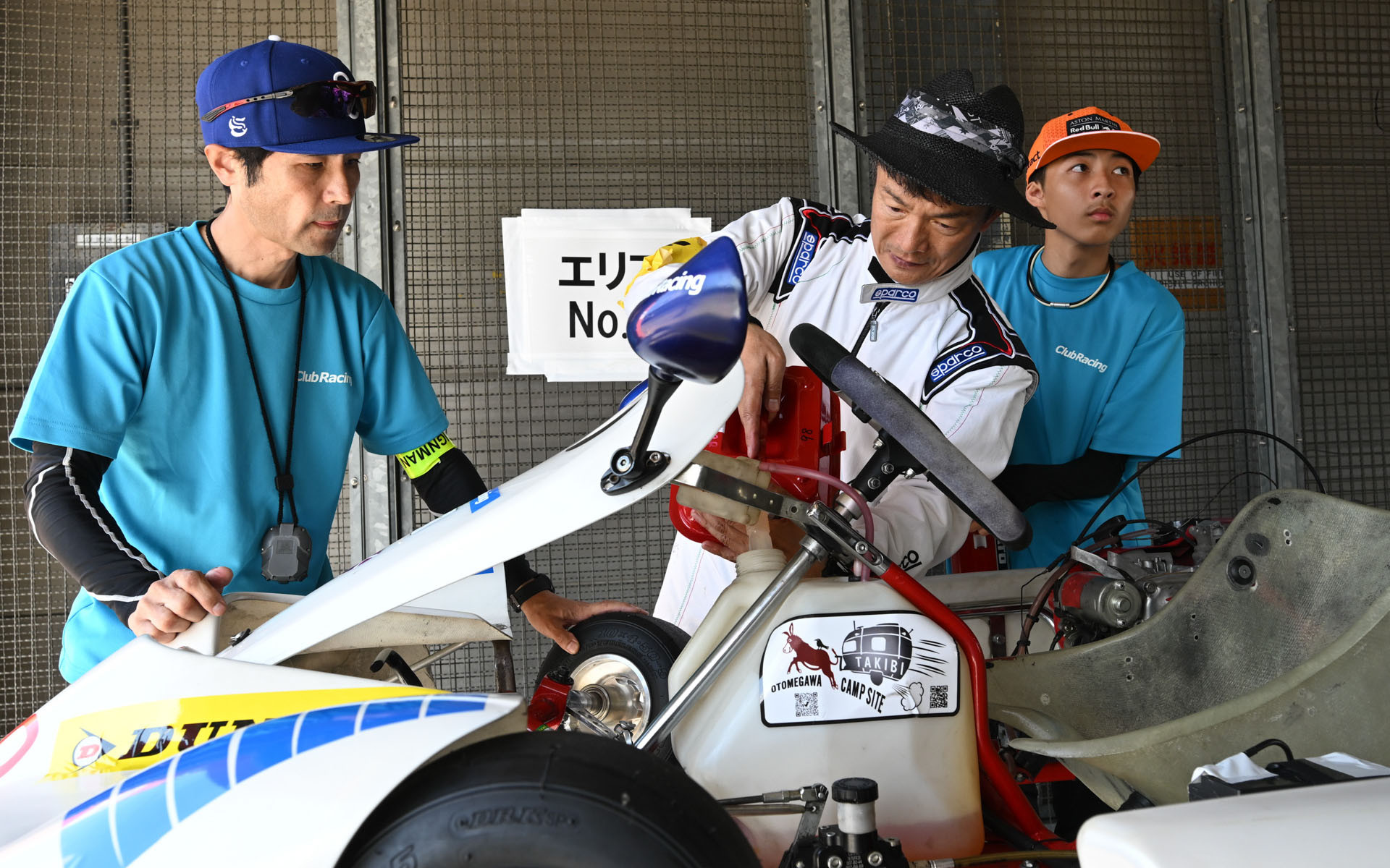 クラスIは5分のピットストップが義務付けられる。給油量が定められていて、あらかじめ計量しておいた携行缶を使ってドライバーも給油を行なう