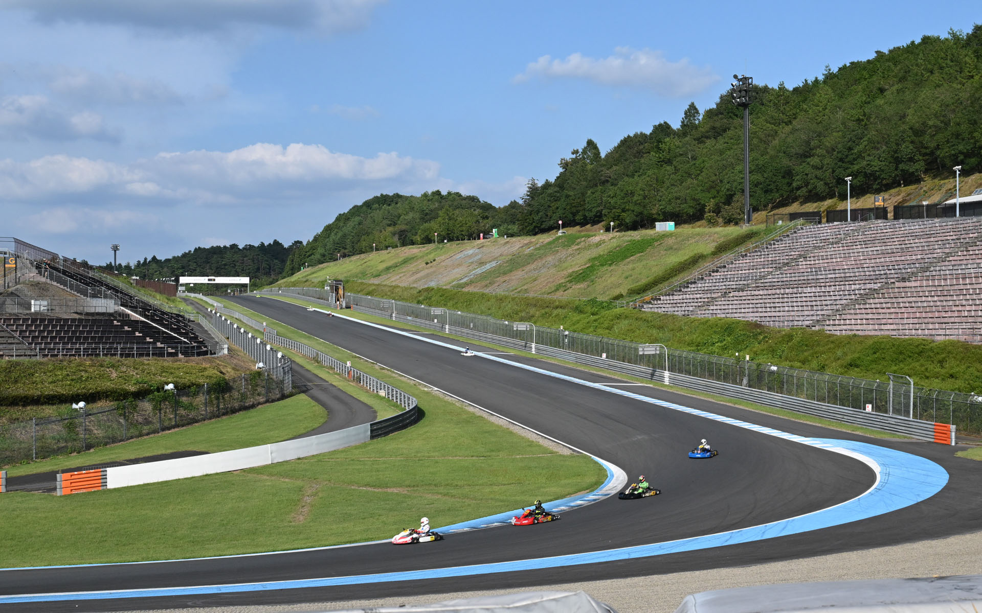 もてぎ名物のダウンヒルストレートではスピードが120km/hにも達する。筆者はここでちょっとがんばりすぎてはみ出してしまった……（苦笑）