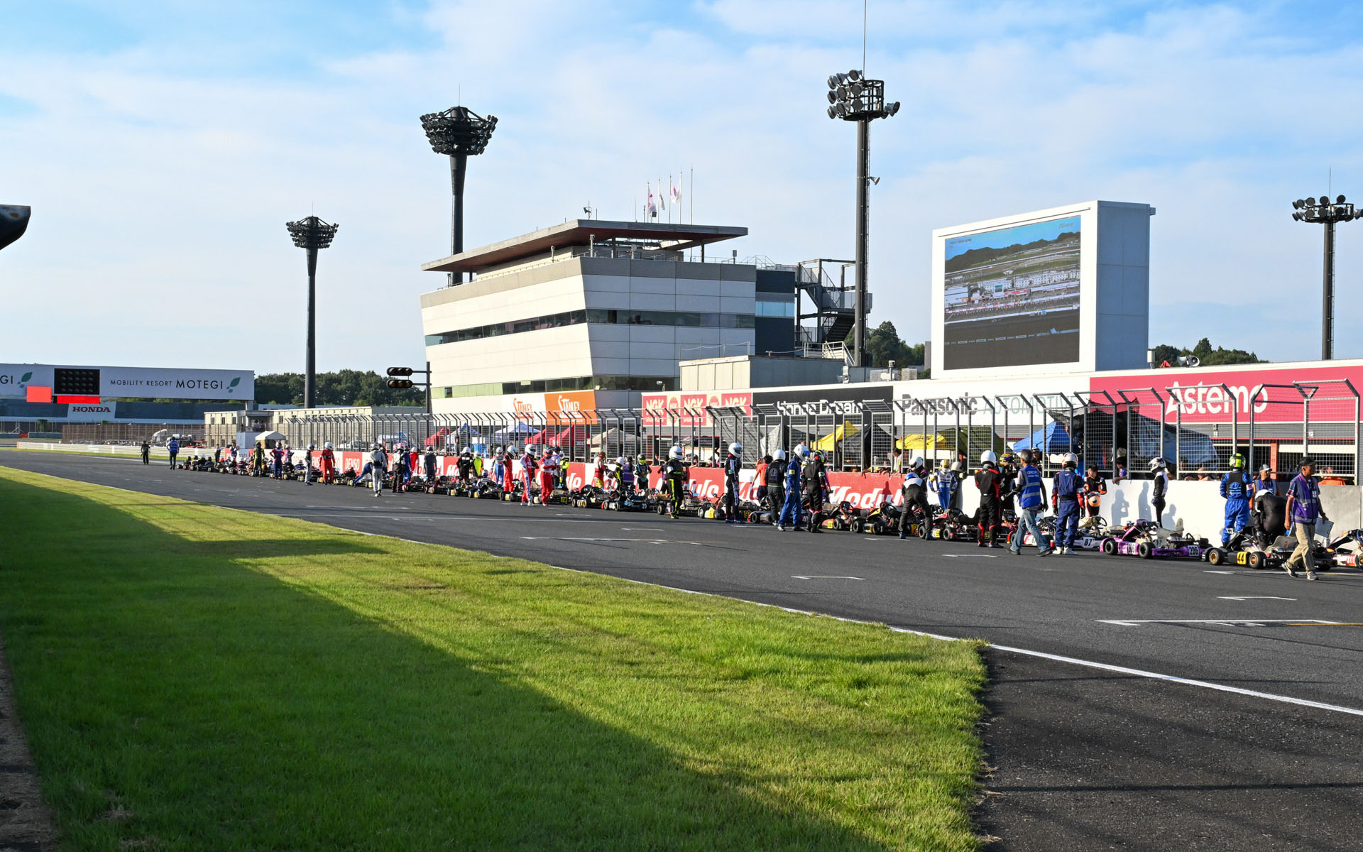 レース終了。まもなくチェッカーというタイミングで、数台がからむやや大きなクラッシュがあり、赤旗が掲示された。全マシンがホームストレートに誘導され、そのままレース終了となった