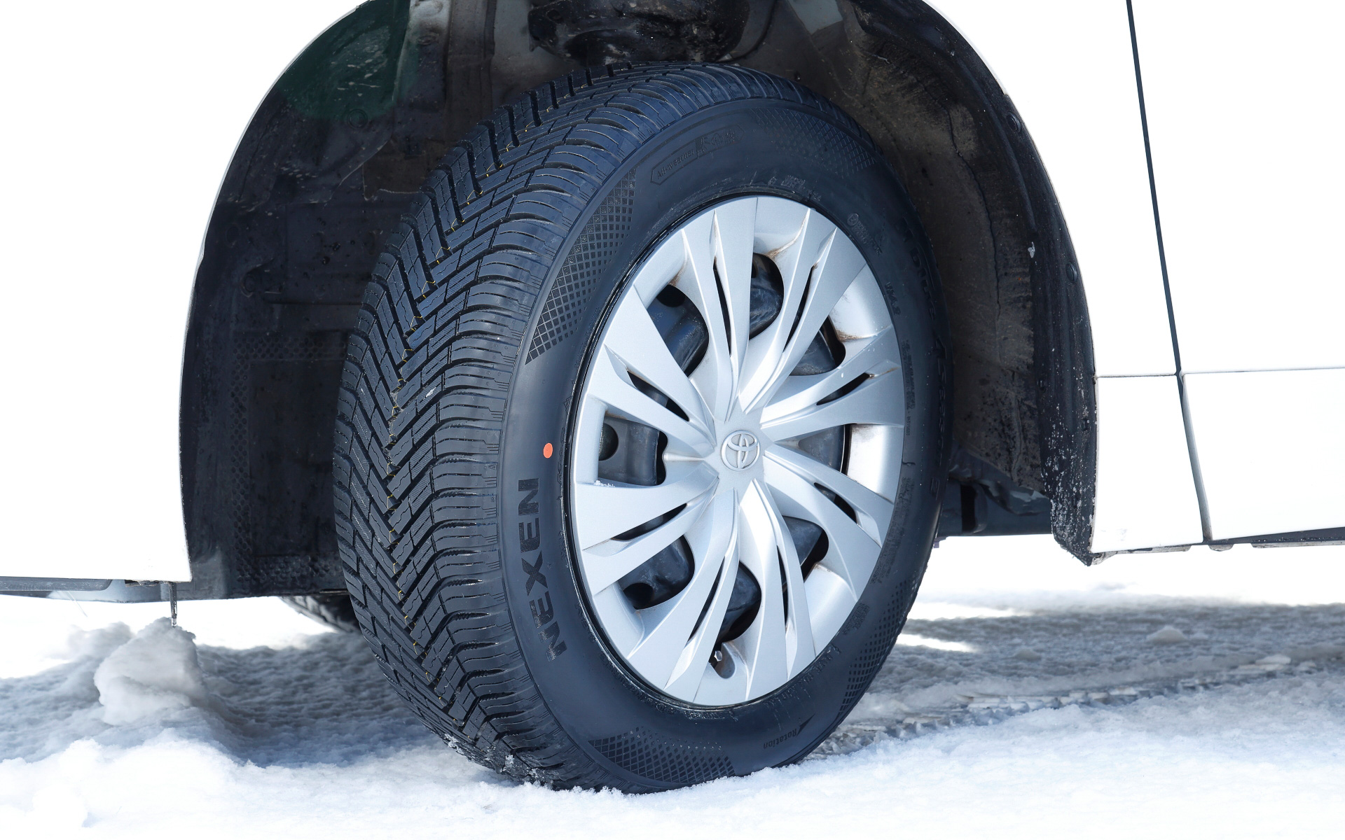 今回試したタイヤは10月16日より発売開始となったオールシーズンタイヤの新製品「N-BLUE 4SEASON 2」。16インチから19インチの計25サイズを展開する