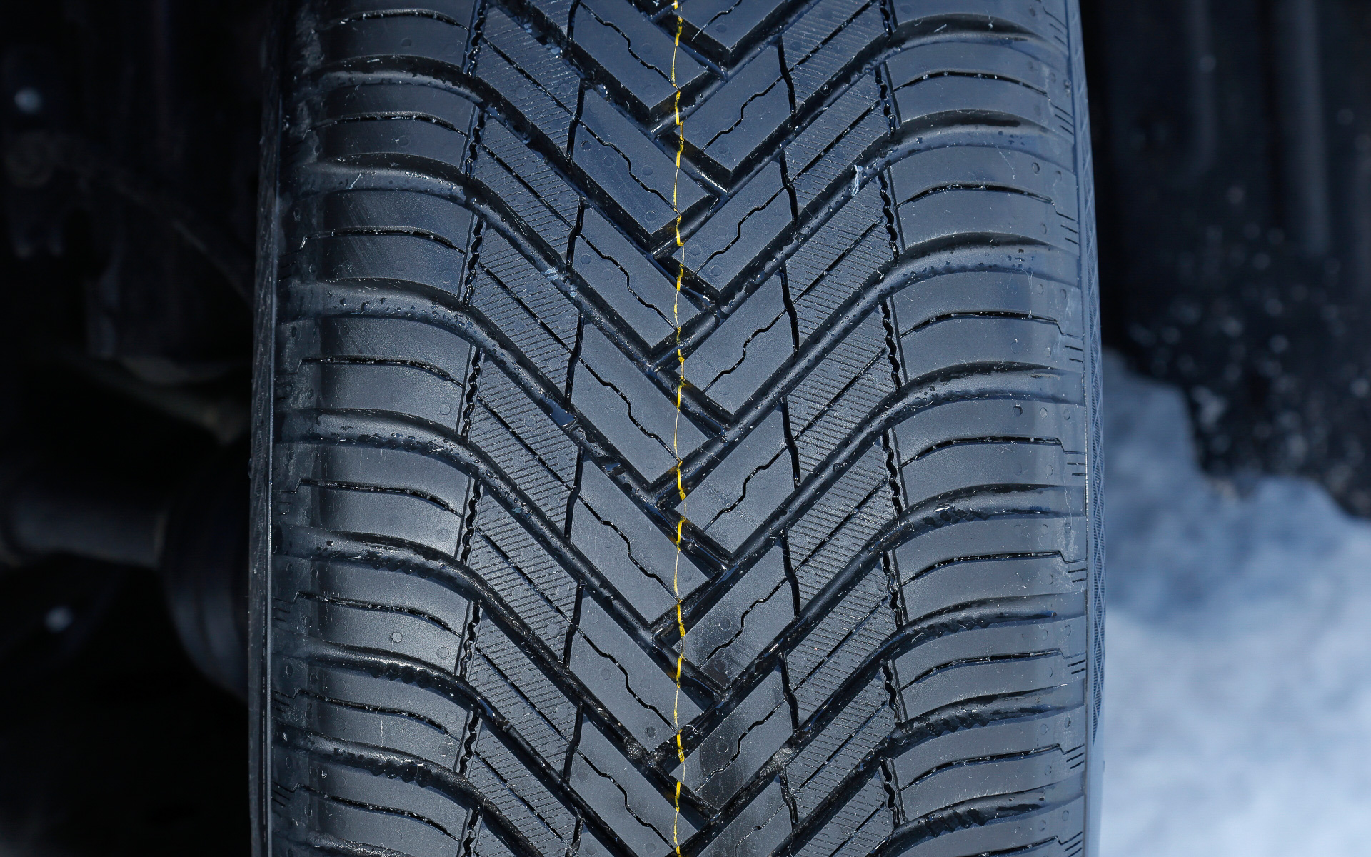 幅広い温度域に対応するコンパウンドを採用するとともに、タイヤパターンではアングルを付けた波型と超薄型カーフがウェット・スノー路面で高い効果を発揮。両側のショルダーブロックに施されたギザギザはスノー路面で効果的に駆動力を発生してくれる。また、従来品の「N BLUE 4Season」よりも耐摩耗性を向上させるとともに、摩耗が進むとジグザグブロックが現れ、摩耗後も雪上グリップを維持するという