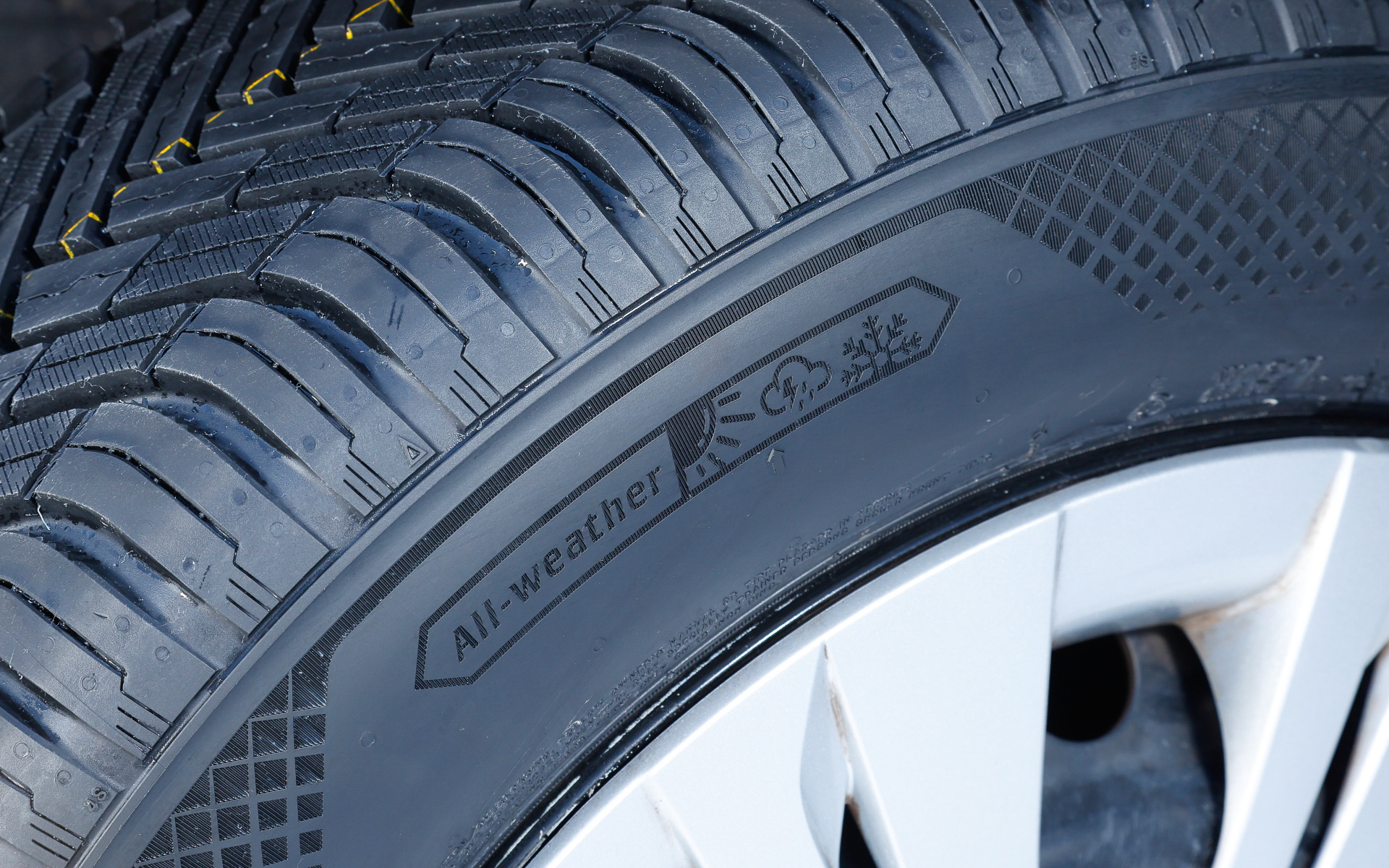 「N-BLUE 4SEASON 2」は夏タイヤの性能に加え、雪上や凍結路面に対応する冬用タイヤの特性も備えた全天候型タイヤ