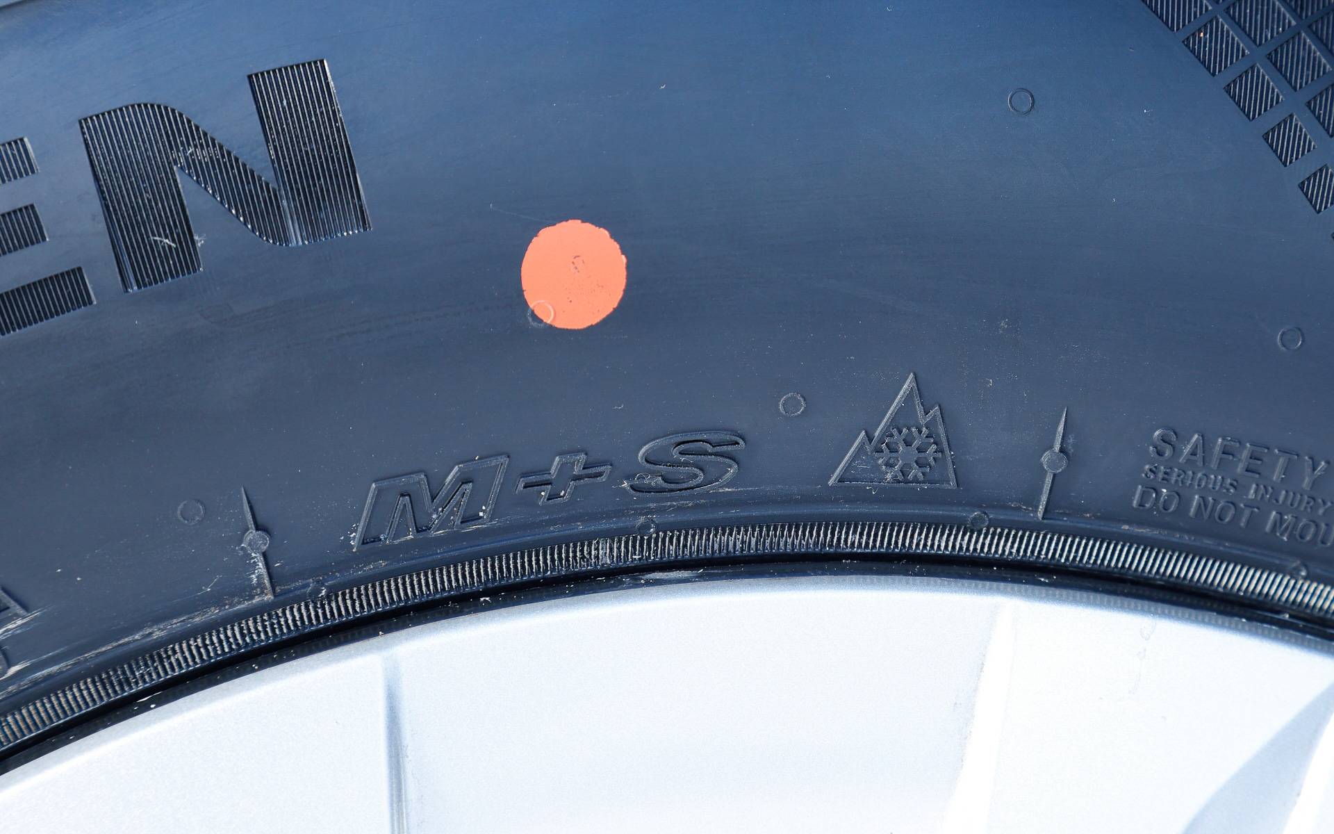 「N-BLUE 4SEASON 2」ではオフロードや雪道での使用も可能なことを示す「M＋S（マッド＆スノー）マーク」が与えられるとともに、ASTM（米国試験材料協会）の公式試験で厳しい寒冷地でも十分な性能を発揮することが認められた「スノーフレークマーク」も刻印されている