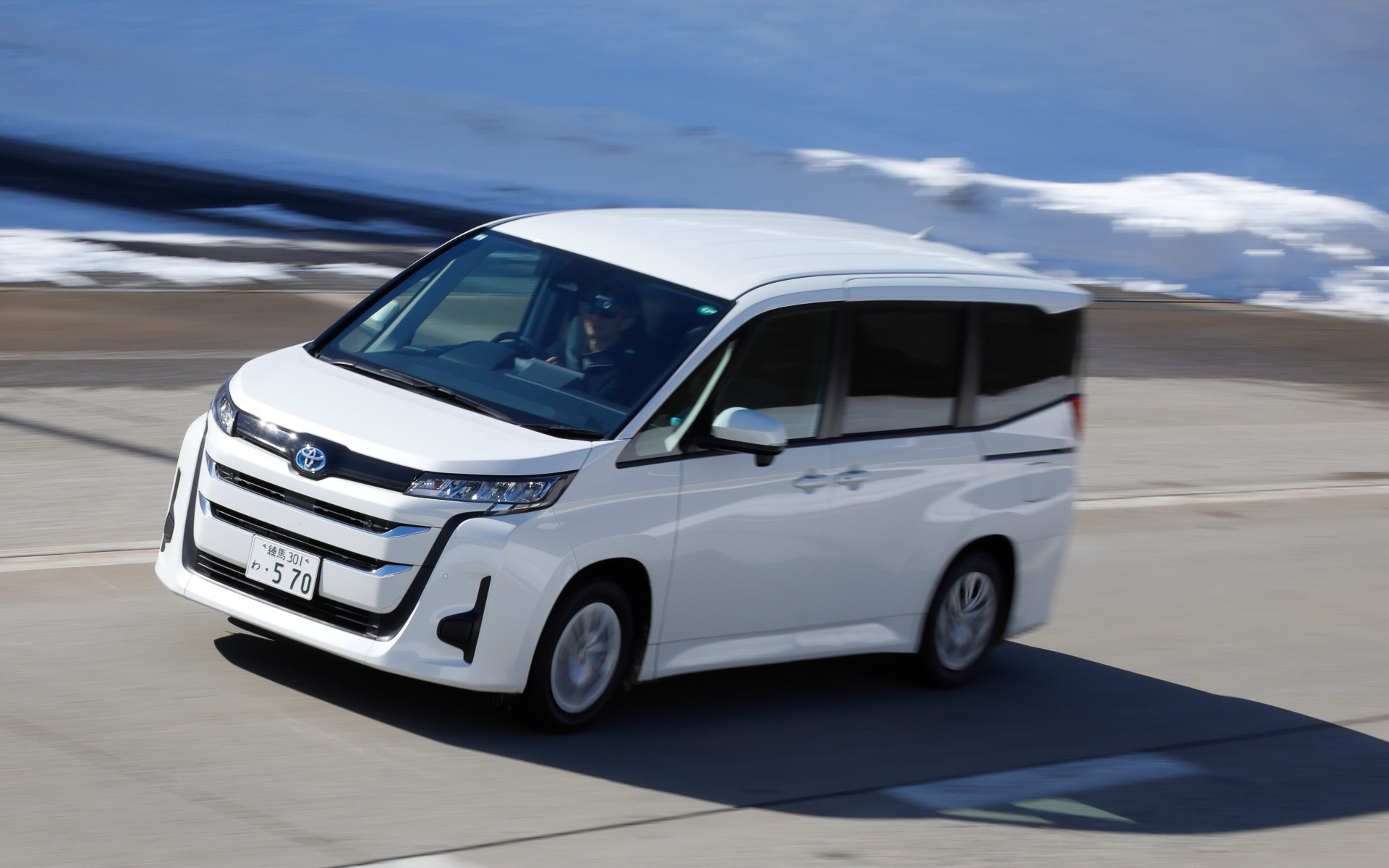 舗装路で乗ってみた印象はほとんどサマータイヤそのもの