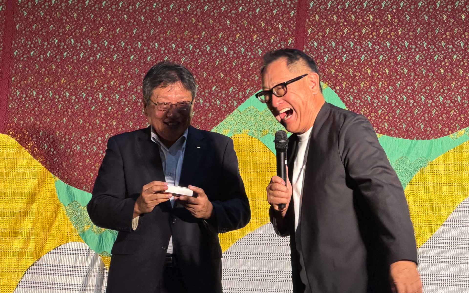 ダイハツ工業 代表取締役副社長 星加宏昌氏（左）から名刺を手渡されるトヨタ自動車 代表取締役会長 豊田章男氏（右）