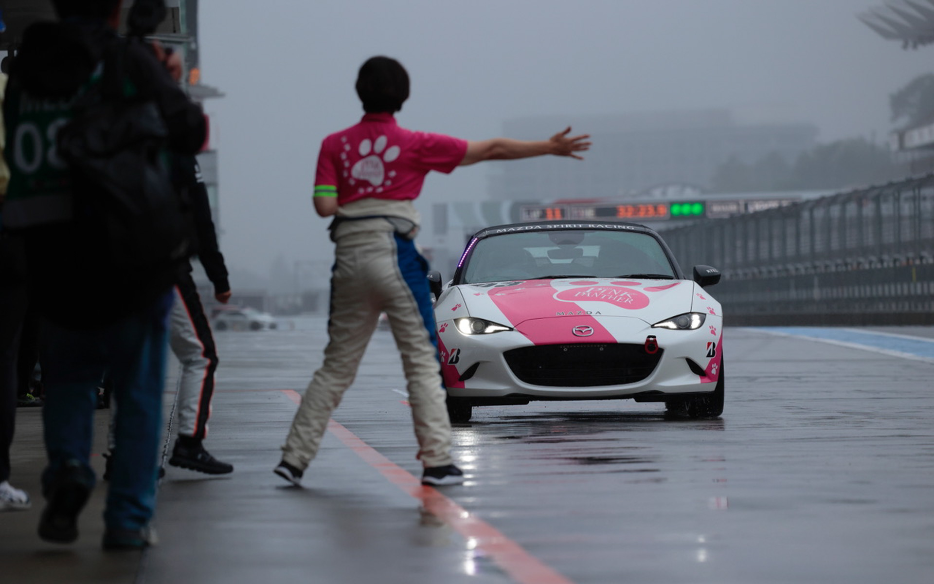 少数精鋭（？）で参戦しているわがチームは、メカニックとともにドライバーも積極的にピット作業をサポート。みんな、さまざまなカテゴリーのレース経験が豊富なので、年に一度集まるとすごく学びがあるのも嬉しいところです