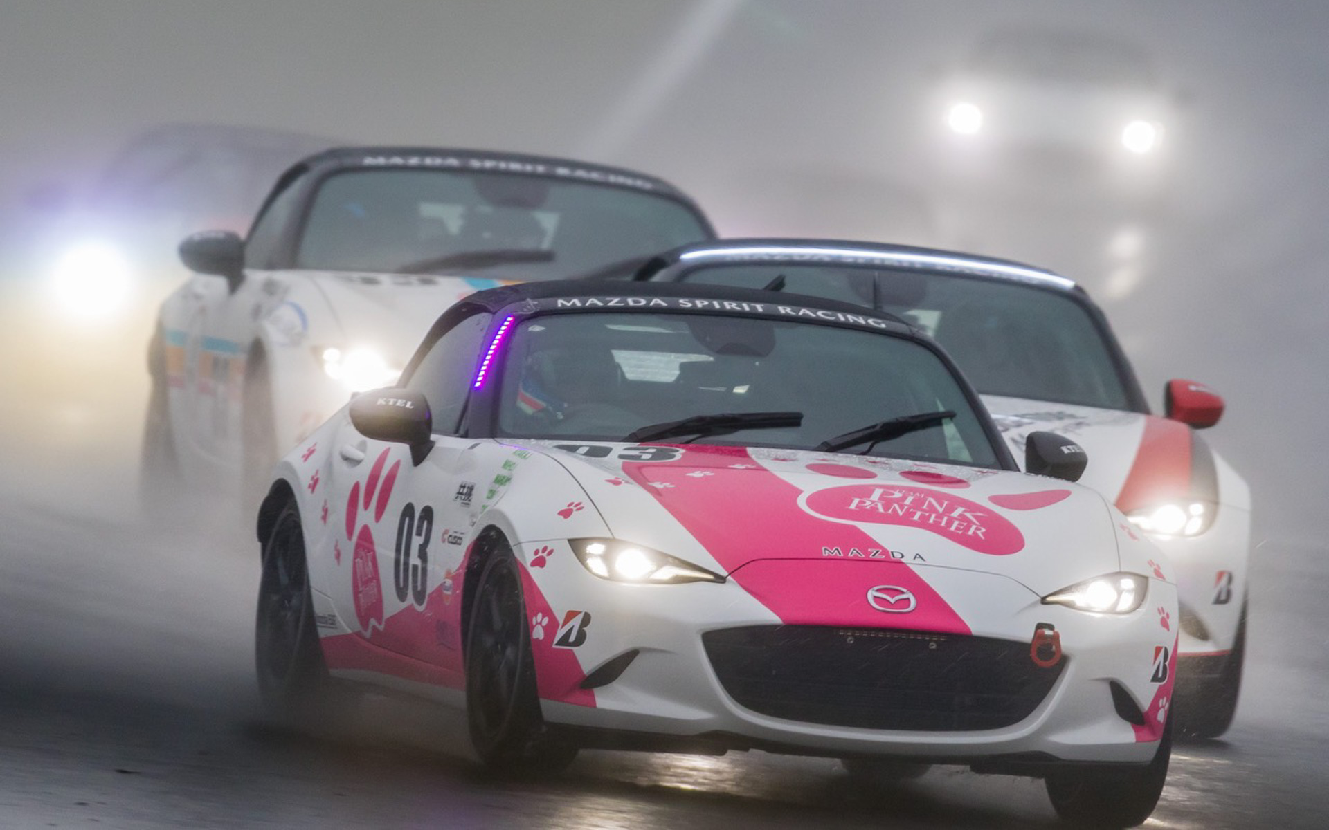 雨と霧に阻まれながらも、しっかりと走り切ってくれた5人のドライバーたちは、監督として本当に誇らしく思います。メカニックさん、急遽サポートしてくれた皆さん、応援に駆けつけてくれた皆さんに心から感謝！（写真提供：阿部修一郎）