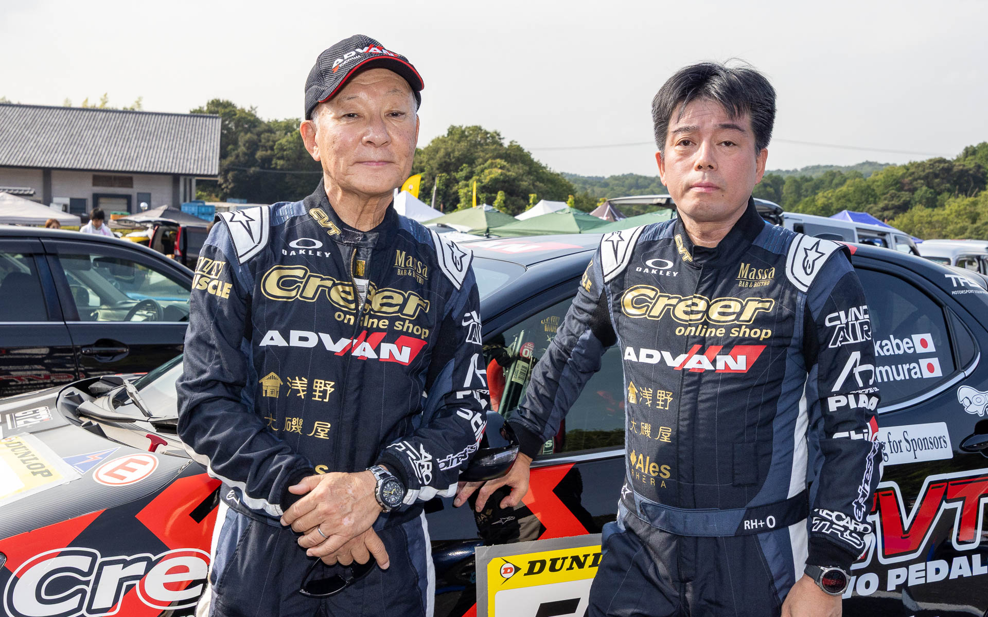 ドライバーの日下部保雄氏（左）と、コ・ドライバーの奥村久継氏（右）