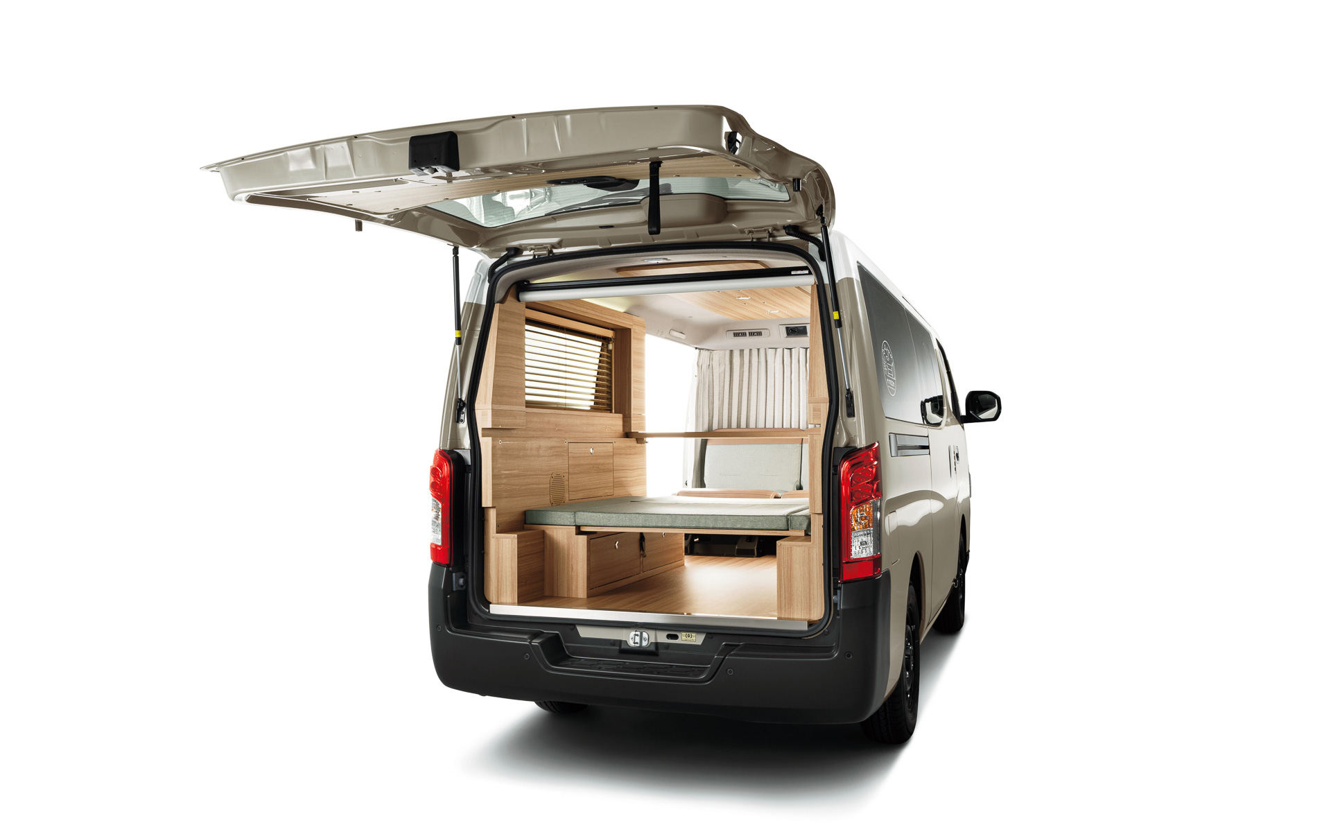 今回の仕様向上でボディにアルミシートの断熱材を採用するとともに、ルーフ部にはアルミシートに加えてウレタンシートも追加