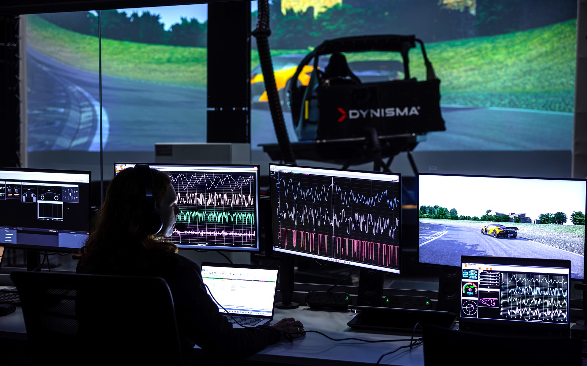 マクラーレンが導入したダイニスマ製の高性能シミュレータ