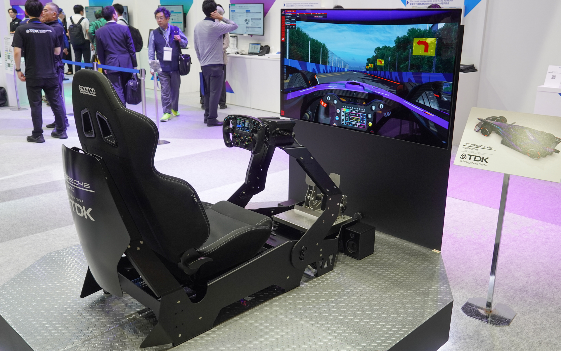 TDKブースにはポルシェのシミュレータを展示。実際にプレイできる