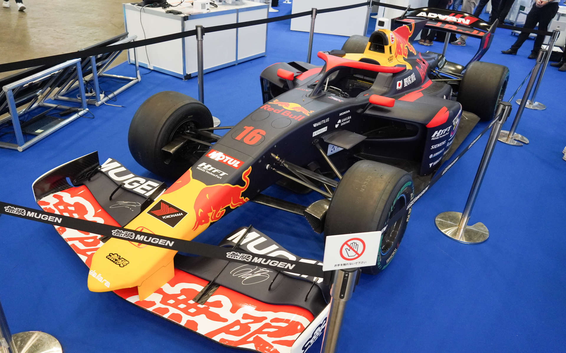 スーパーフォーミュラのクルマを展示