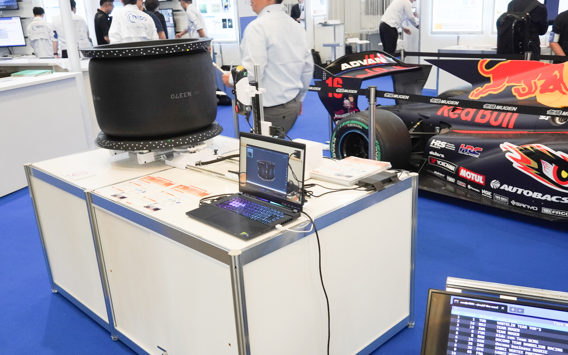 タイヤの状態をスキャンして摩耗をリアルタイムで予測する展示