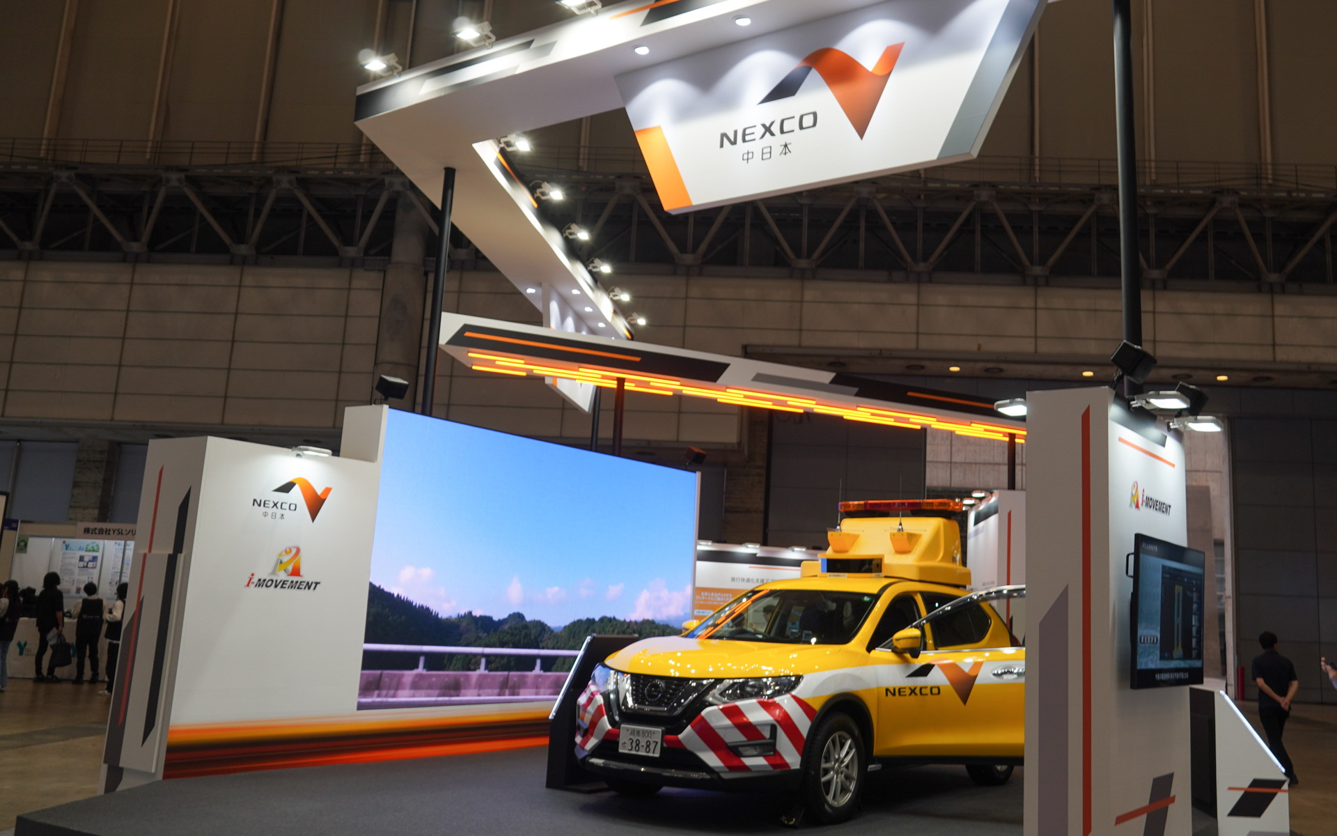 NEXCO中日本のブースは中央に道路パトロールカーを配置