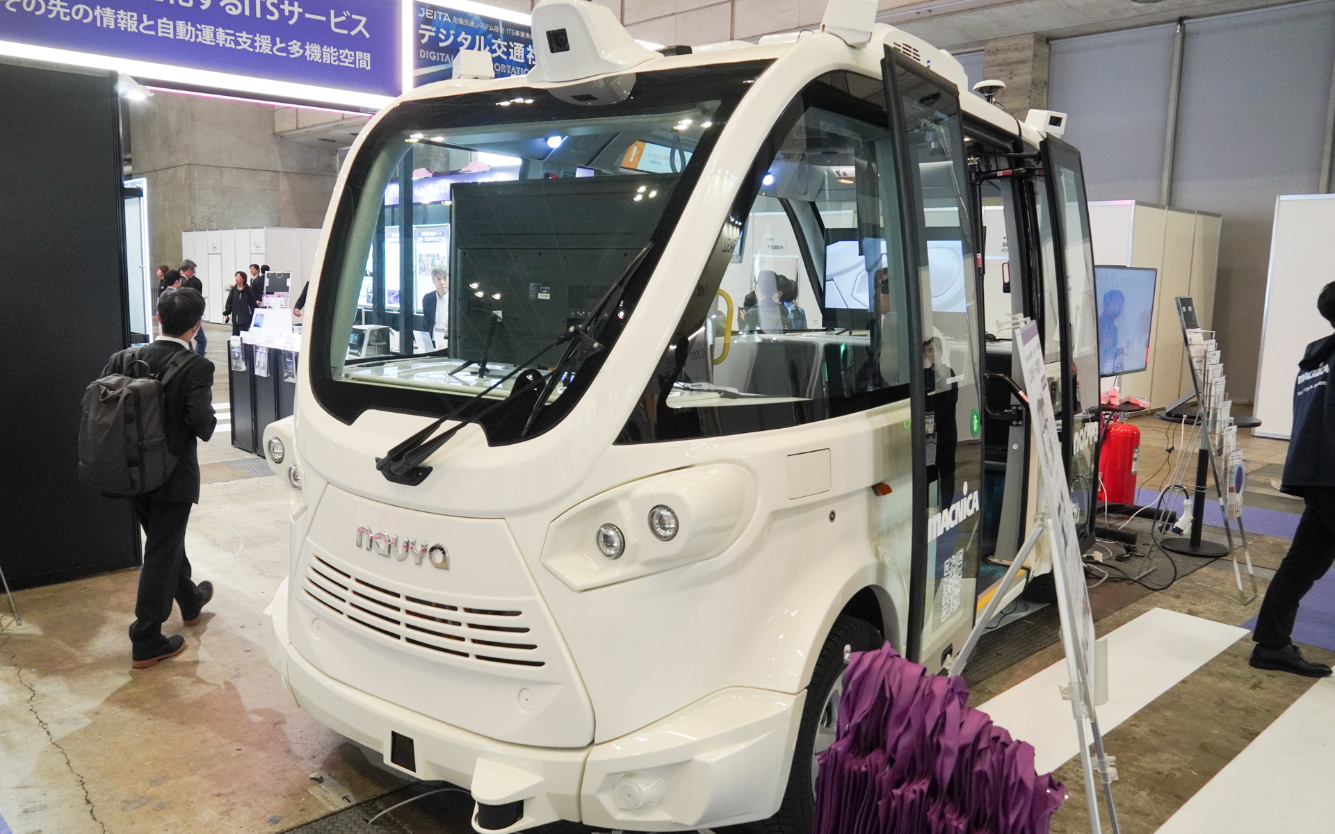 デジタル交通社会パビリオンでは自動運転バスの新型Navya EVOを展示
