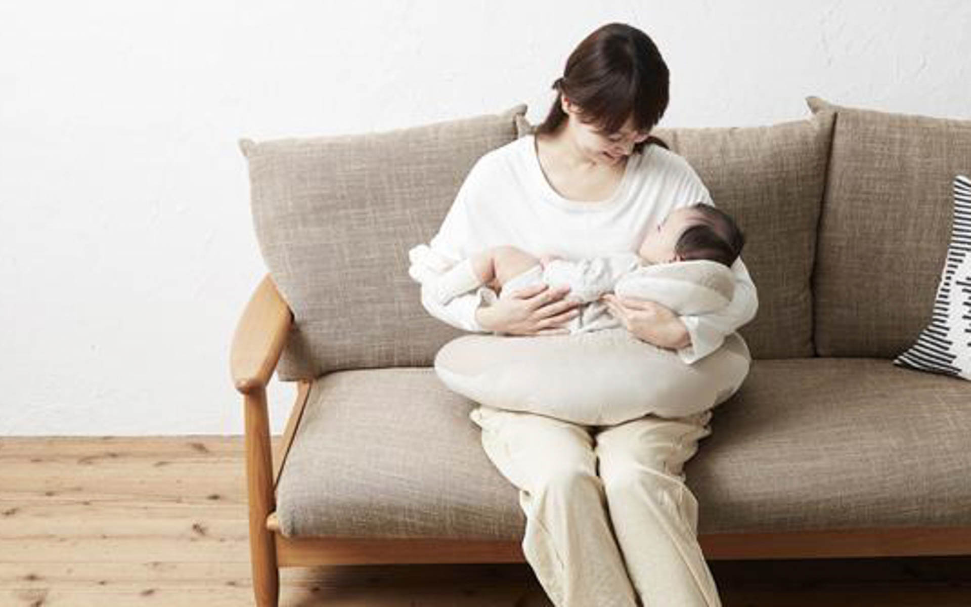 エールベベ・3WAYクッション プレミアムは、授乳時の腕や肩への負担を軽減し、快適な授乳姿勢をサポートする3通りの使い方が可能な授乳クッションで、程よい硬さと安定感のある形状で、赤ちゃんの体重をしっかり支えながら、授乳の負担を軽減