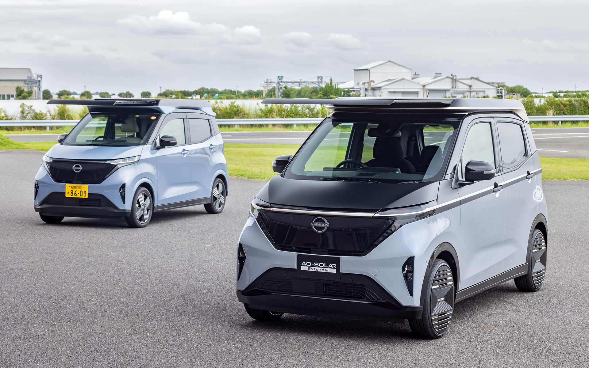 写真右が今回のプロトタイプモデルで、左は試作車1号。試作車は純正のボディカラーで、プロトタイプモデルは撮影日が曇り空だったため分かりにくいが淡いブルーとなっており、このモデルのためのカラーになっている