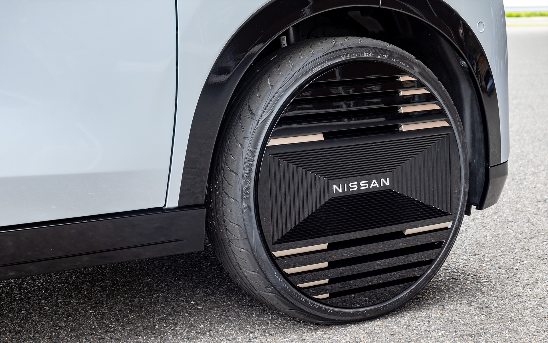 ホイールも特注。タイヤサイズは165/40R17