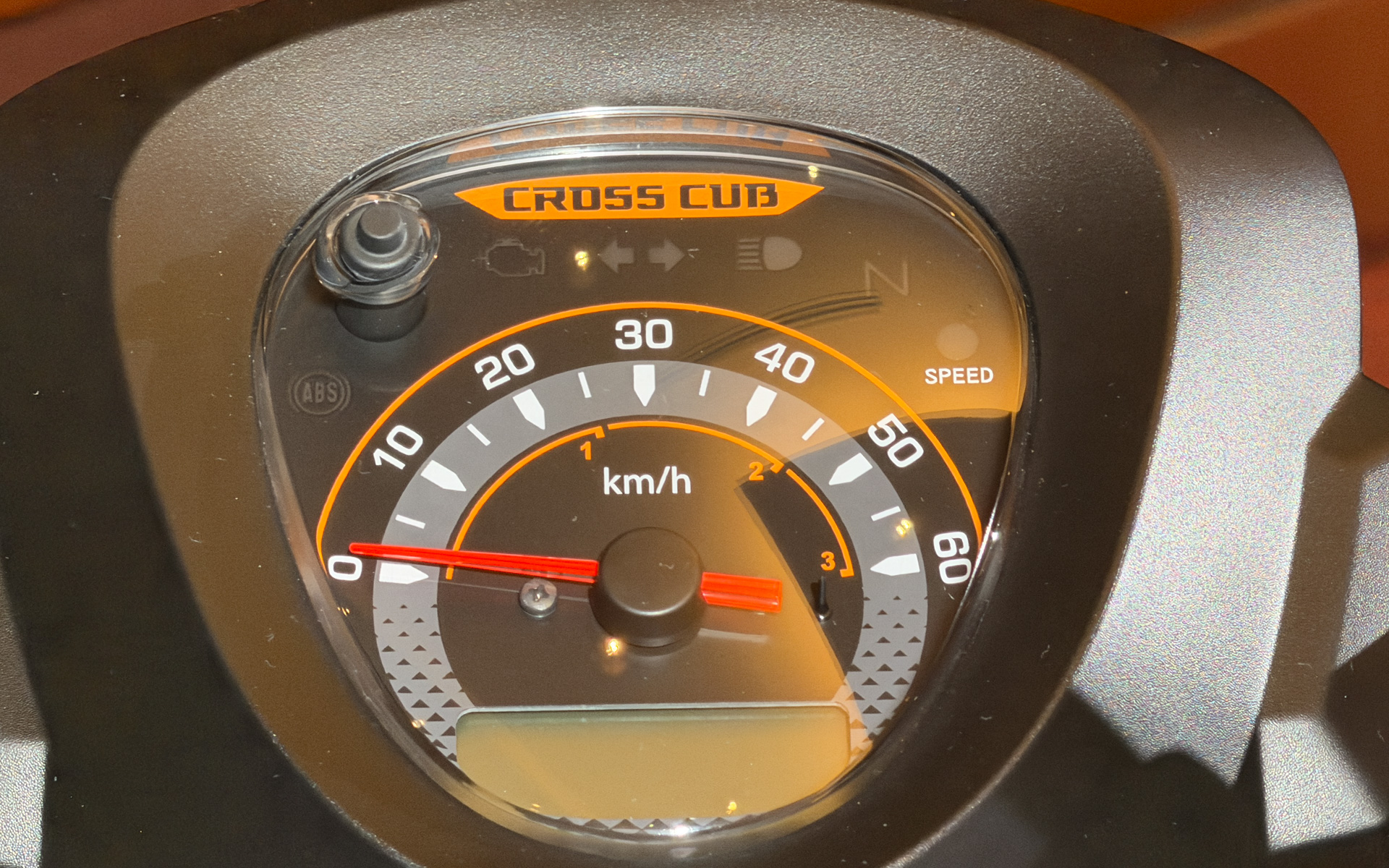 Liteモデルでは、60km/hスケールのスピードメーターを採用