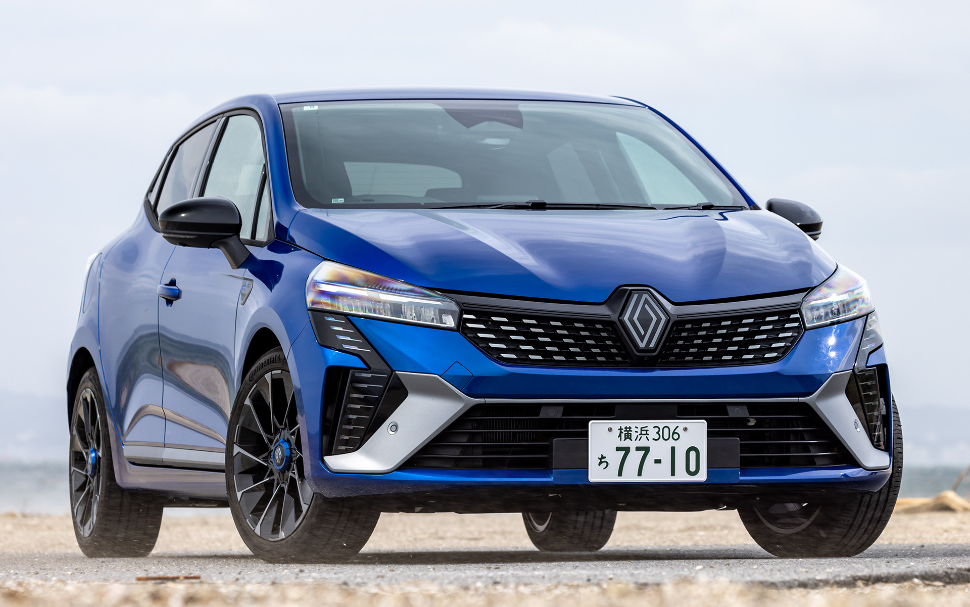 「エスプリ アルピーヌ フルハイブリッド E-TECH」のワングレードとなったルーテシア。価格は399万円。ボディサイズは4075×1725×1470mm（全長×全幅×全高）、ホイールベースは2585mm