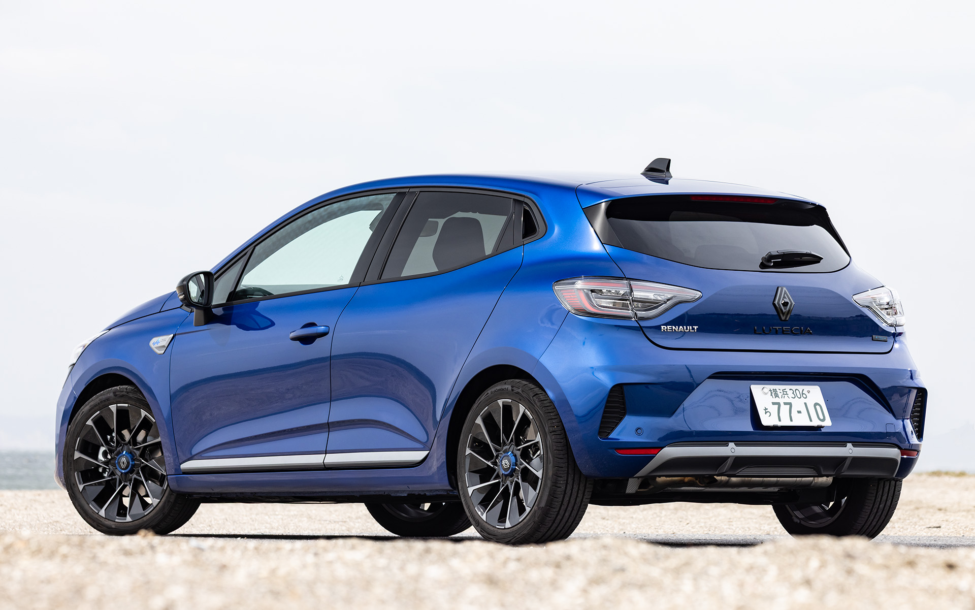 「エスプリ アルピーヌ フルハイブリッド E-TECH」のワングレードとなったルーテシア。価格は399万円。ボディサイズは4075×1725×1470mm（全長×全幅×全高）、ホイールベースは2585mm