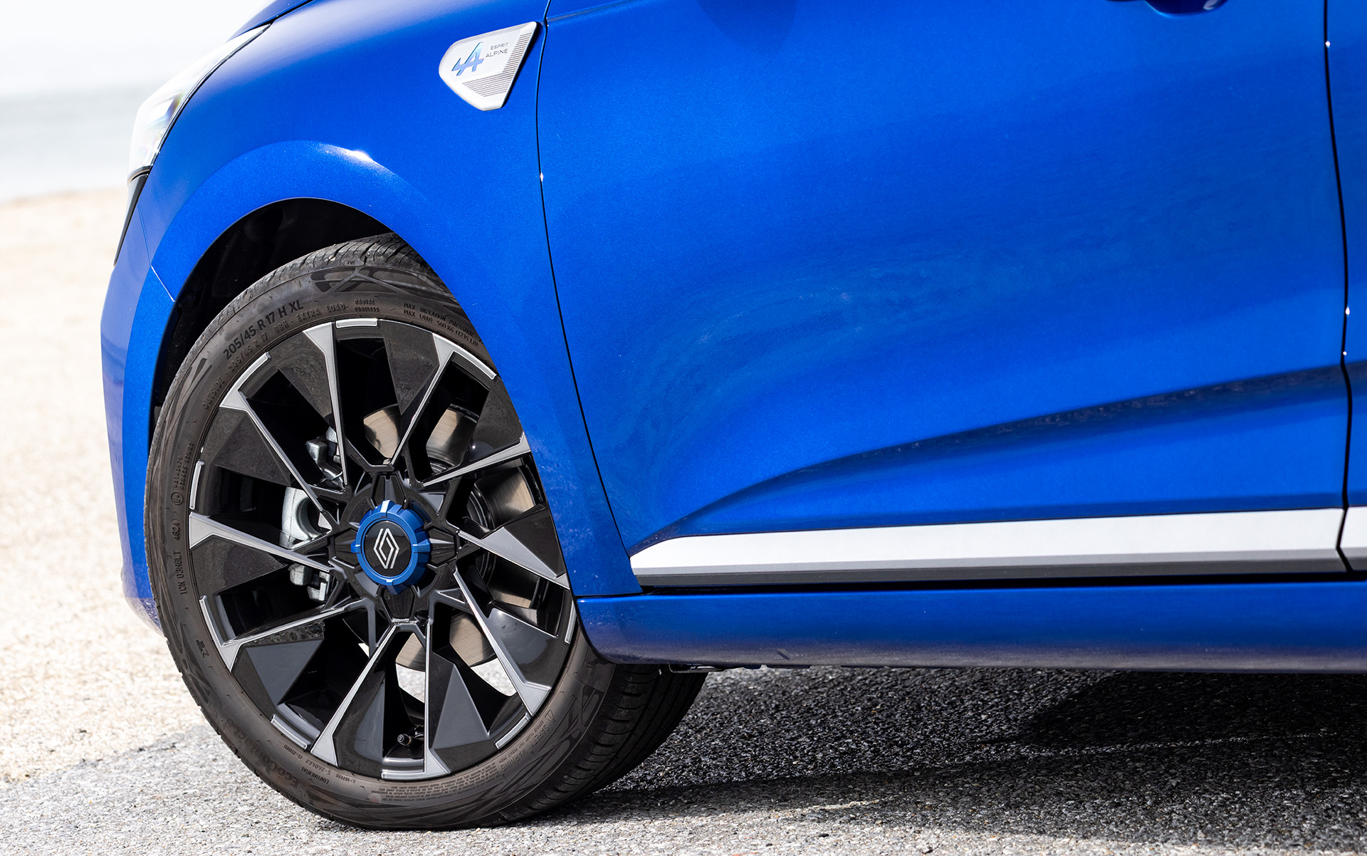 ブルーのアクセントカラーが入る専用デザインの17インチホイールには、コンチネンタル「EcoContact 6」（205/45R17）を装着