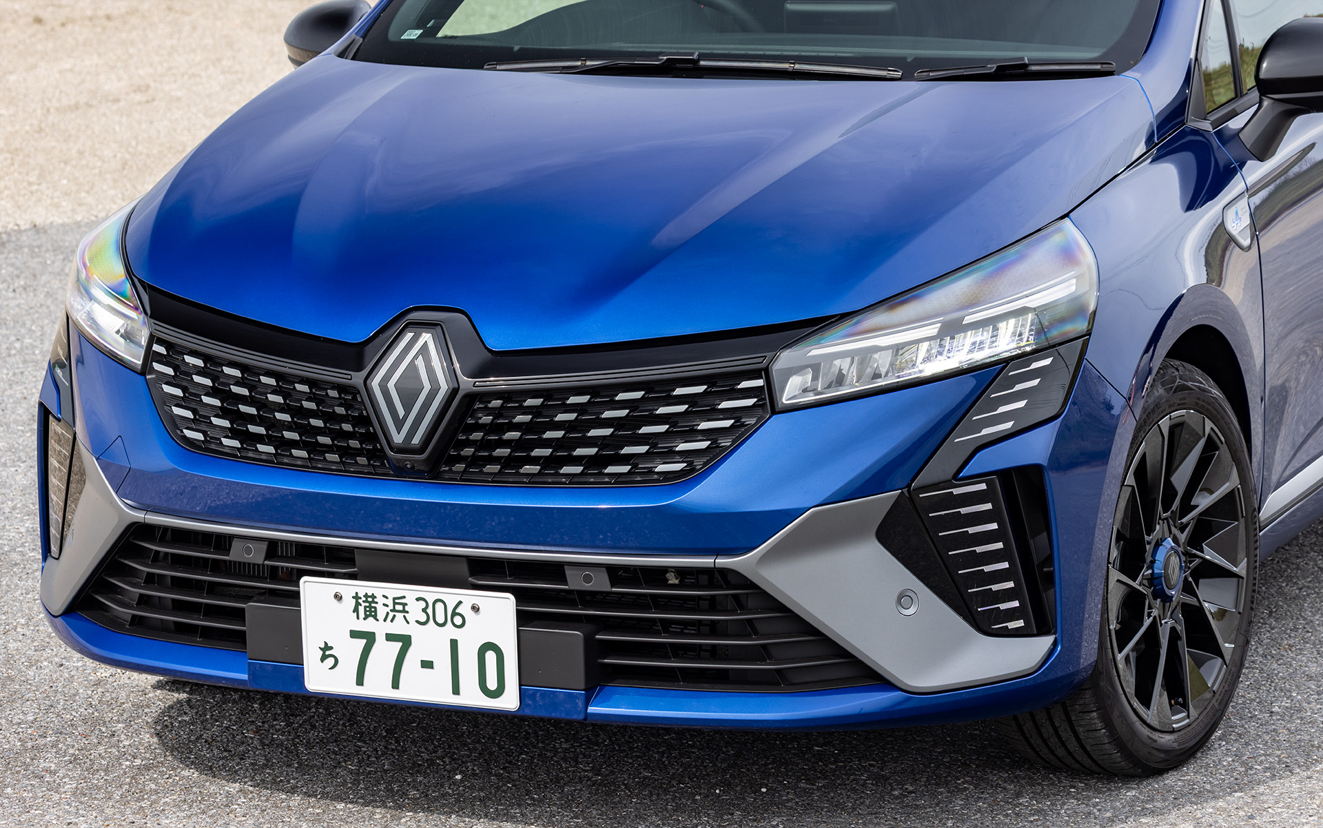 新しいルノーデザインはモダンかつアサーティブ（主張しながらも周囲となじむ）がテーマ。特徴的なフロントグリルやバンパーサイドのフィニッシャーデザイン、スリムなフルLEDヘッドライトで個性を際立たせている