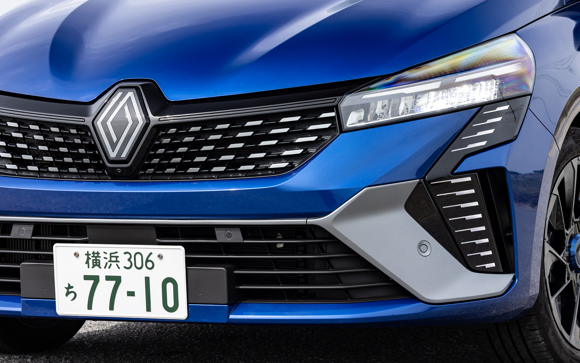 新しいルノーデザインはモダンかつアサーティブ（主張しながらも周囲となじむ）がテーマ。特徴的なフロントグリルやバンパーサイドのフィニッシャーデザイン、スリムなフルLEDヘッドライトで個性を際立たせている