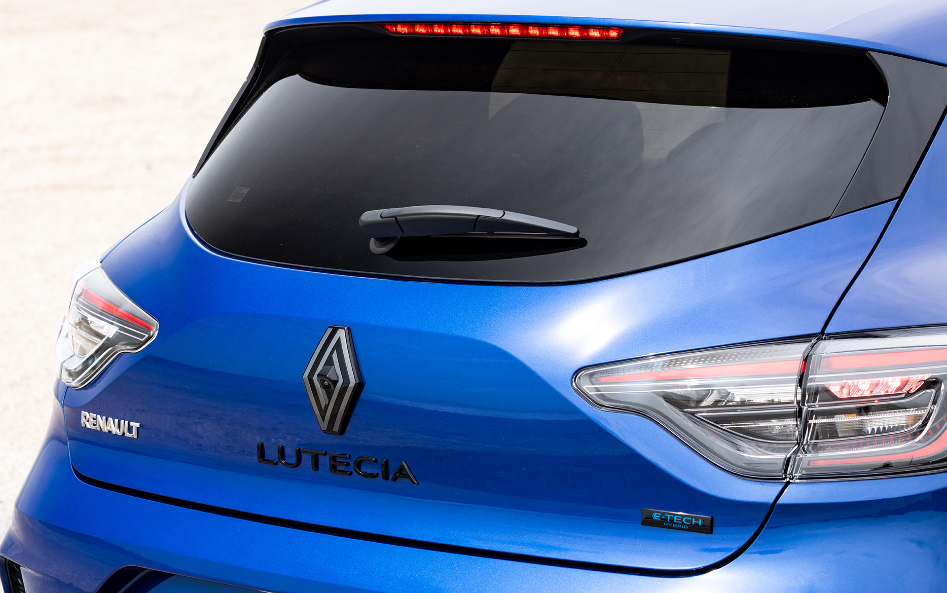 リアエンブレムは、ルノーの新世代デザイン「Nouvel'R」を採用。2つのダイヤモンドが共生し、絡み合う光学効果で連続的な動きの感覚を付与する