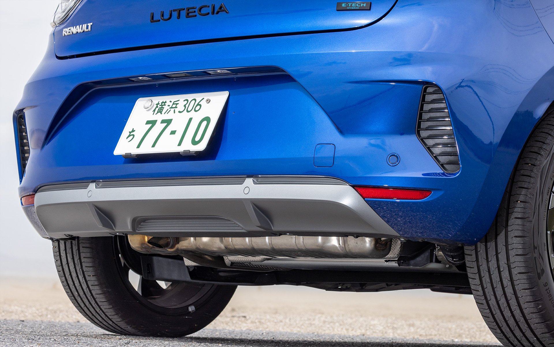 新しいデザインのリアバンパーを採用。空力スクープとアンダープロテクターでリアを視覚的に大きく見せている