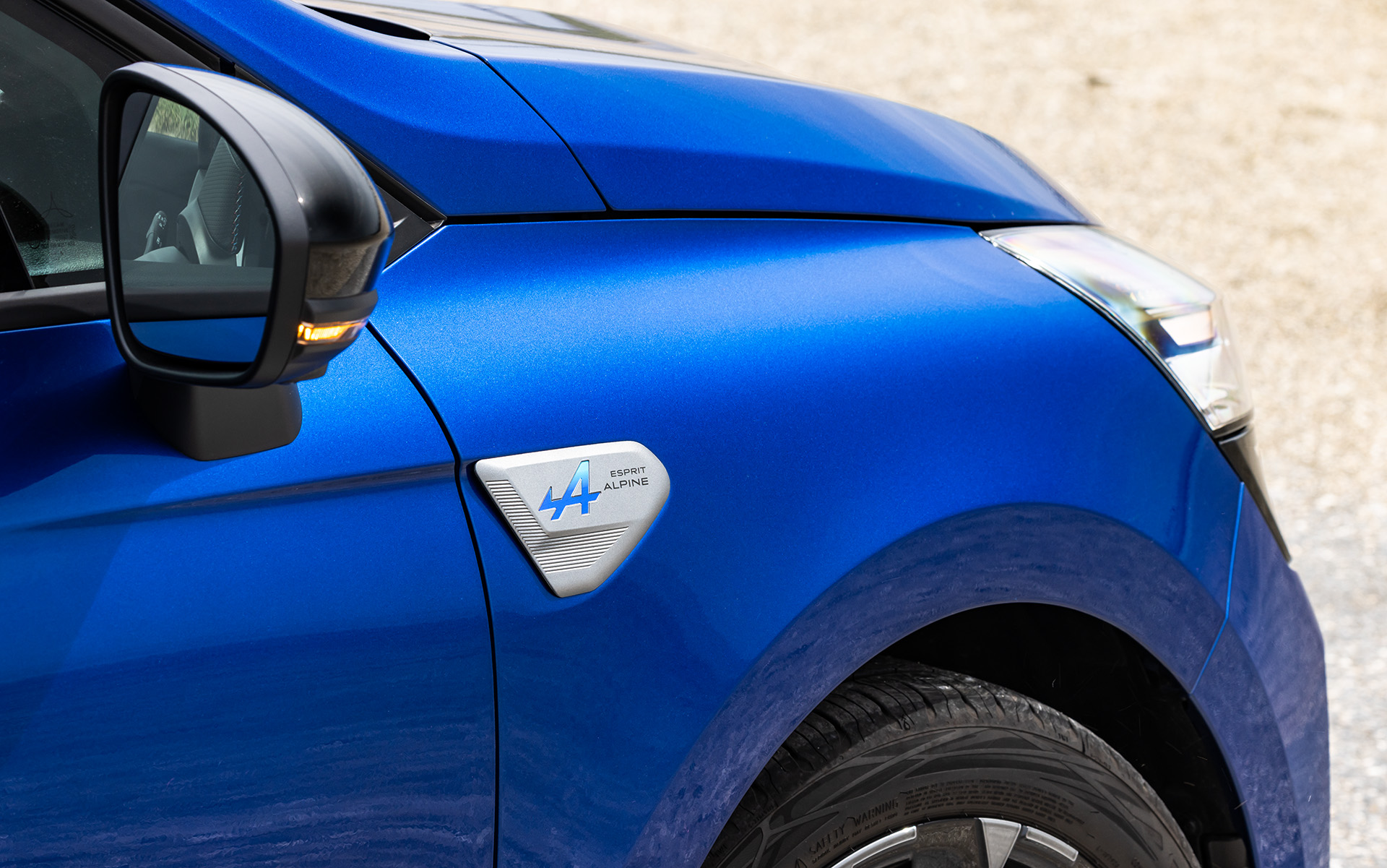 アルピーヌのエッセンスを採用した証となるエンブレムを装着