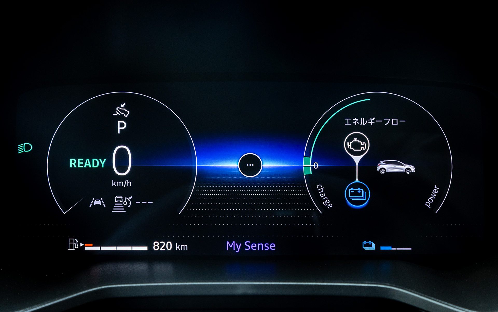 センターディスプレイはこれまでの7インチから9.3インチの縦型に変更。メーターは10インチフルデジタルインストゥルメントパネルとなった