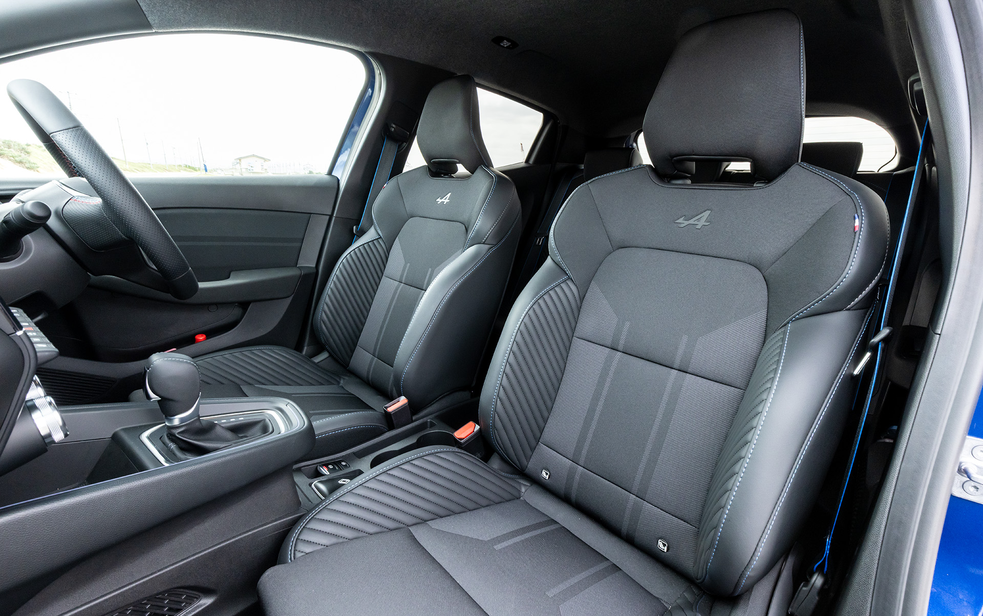 フロントシートは厚いフォーム層で包み込むとともに、横方向のサポートを向上させた。座面はリサイクルPET生地、側面はバイオ由来のポリエステル繊維で作られたリサイクルグレインコーティング生地（リサイクル素材と合成皮革を組み合わせたもの）を採用