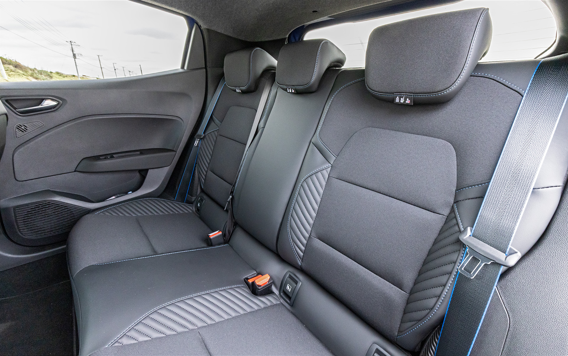 フロントシートは厚いフォーム層で包み込むとともに、横方向のサポートを向上させた。座面はリサイクルPET生地、側面はバイオ由来のポリエステル繊維で作られたリサイクルグレインコーティング生地（リサイクル素材と合成皮革を組み合わせたもの）を採用