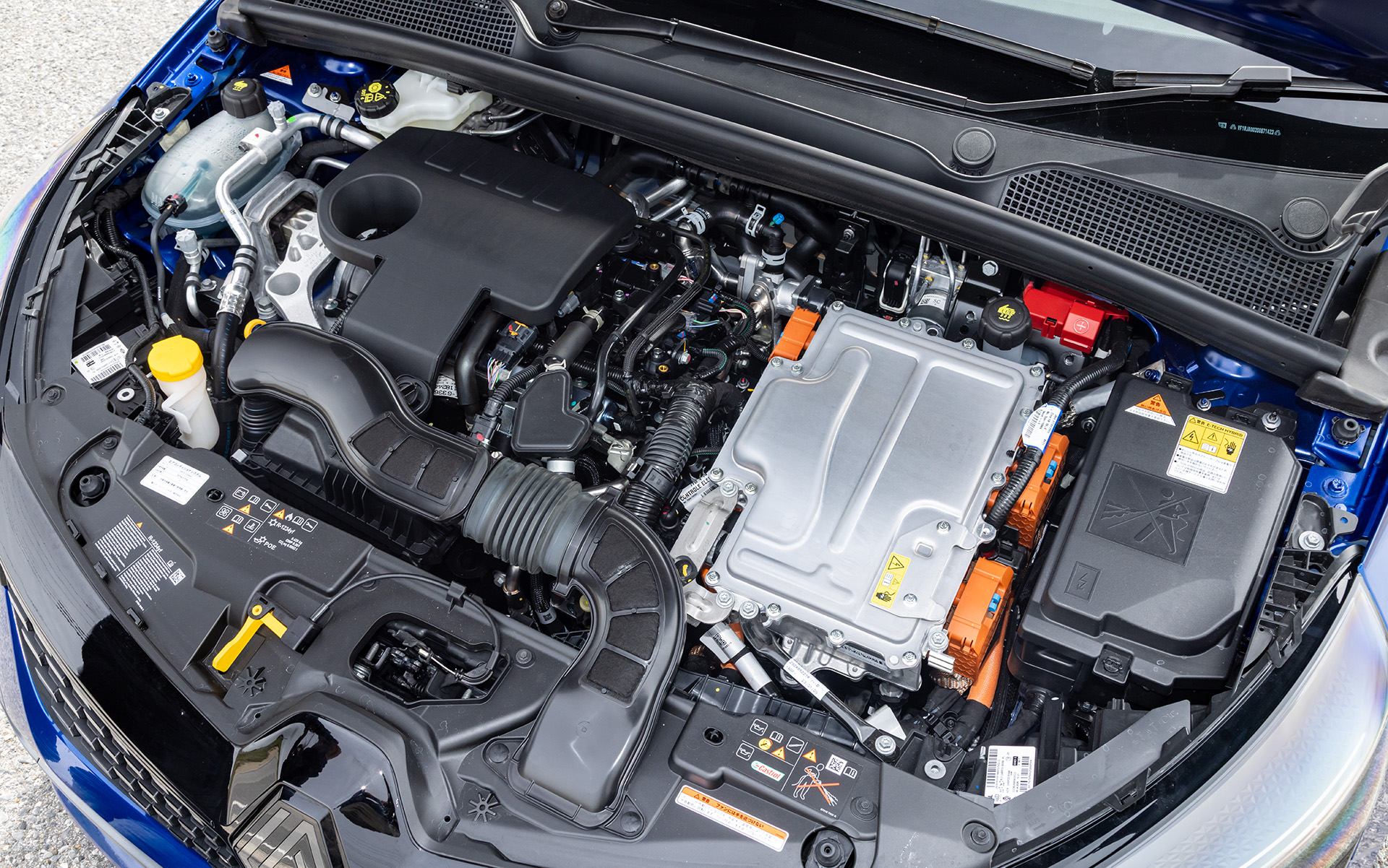 最高出力69kW（94PS）/5600rpm、最大トルク148Nm（15.1kgfm）/3200rpmを発生する直列4気筒DOHC 1.6リッターエンジンを搭載。E-TECHシステムは、メインモーター（Eモーター）が最高出力36kW（49PS）、最大トルク205Nm（20.9kgfm）を、サブモーター（HSG）が最高出力15kW（20PS）、最大トルク50Nm（5.1kgfm）を発生する。トランスミッションは、F1で培ったノウハウを活用した電子制御ドッグクラッチマルチモードATを採用。WLTCモード燃費は25.4km/Lで、輸入車No.1の低燃費となっている（EV・PHEVを除く）