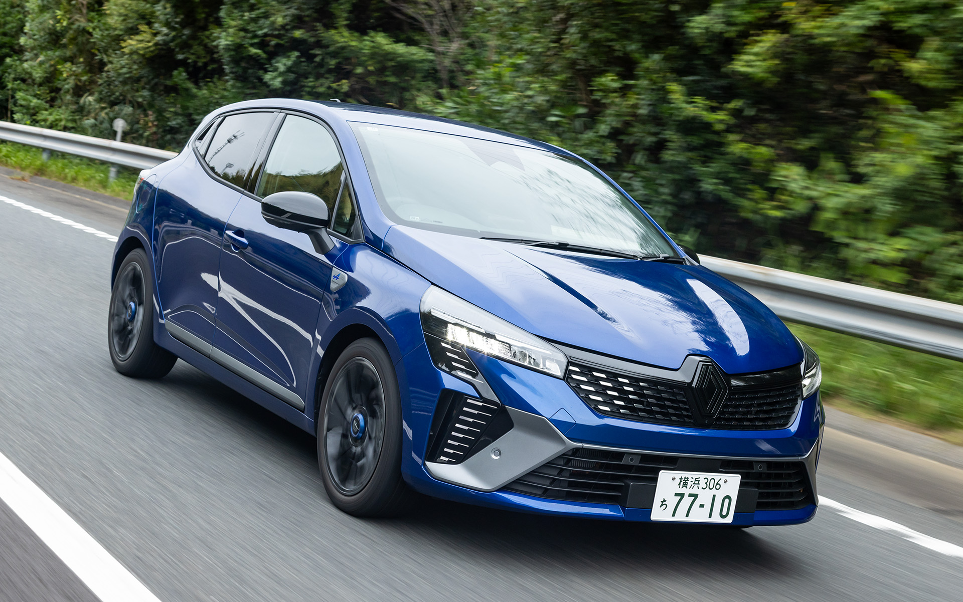 高速クルージングは軽やかでスポーティな印象。安全装備も充実し、制御も申し分なかった