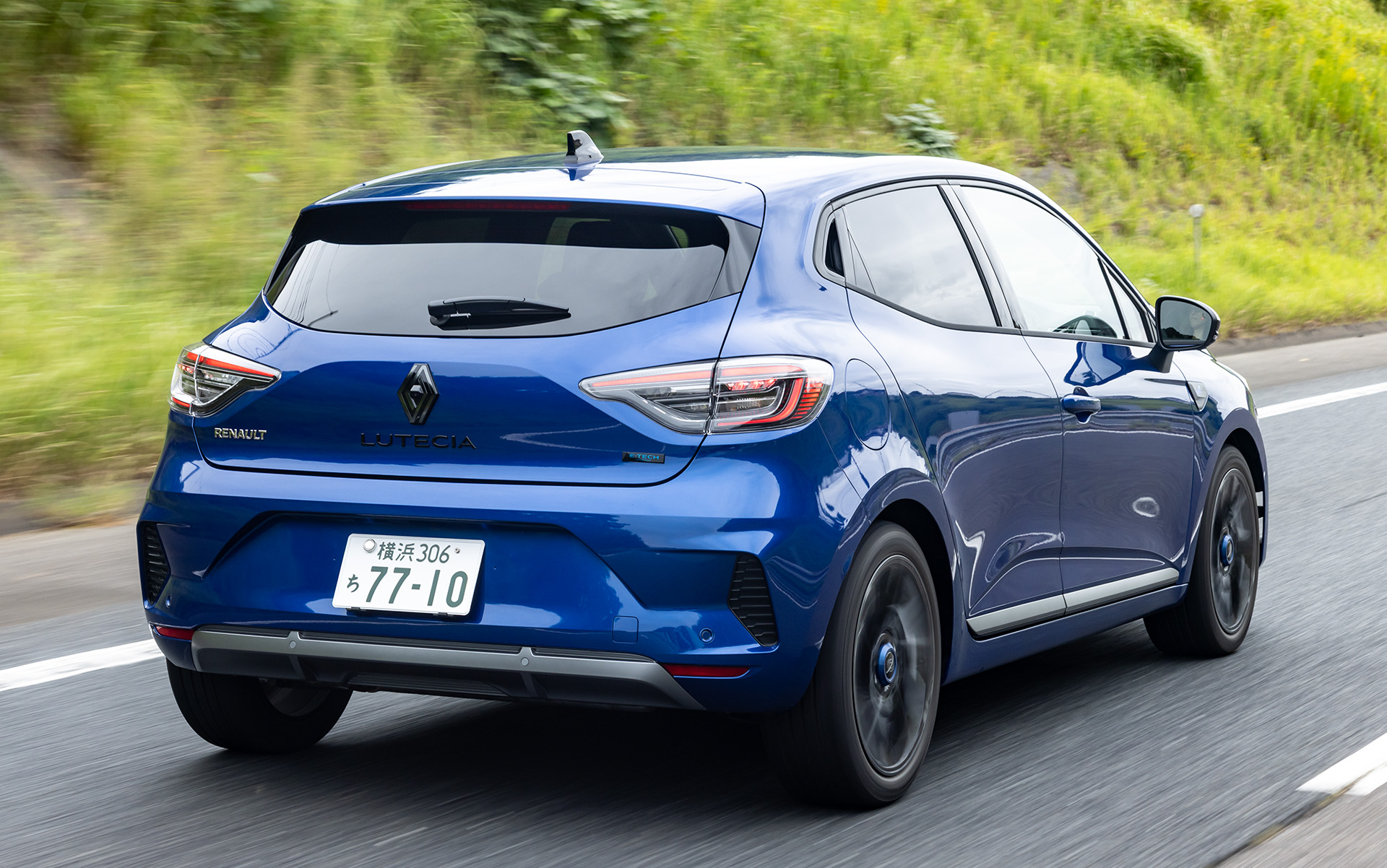 高速クルージングは軽やかでスポーティな印象。安全装備も充実し、制御も申し分なかった