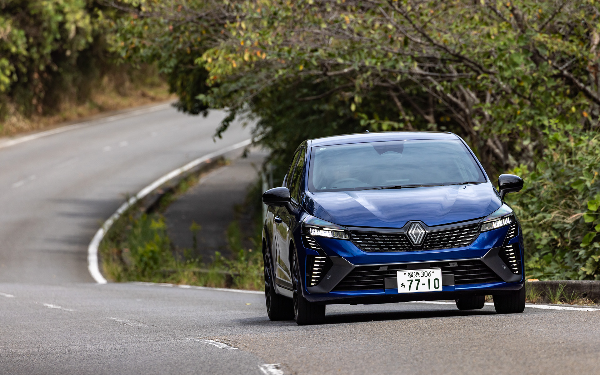 モーターとエンジンの役割がスムーズに切り替わり、1300kgという車両重量も相まってか軽快に走る