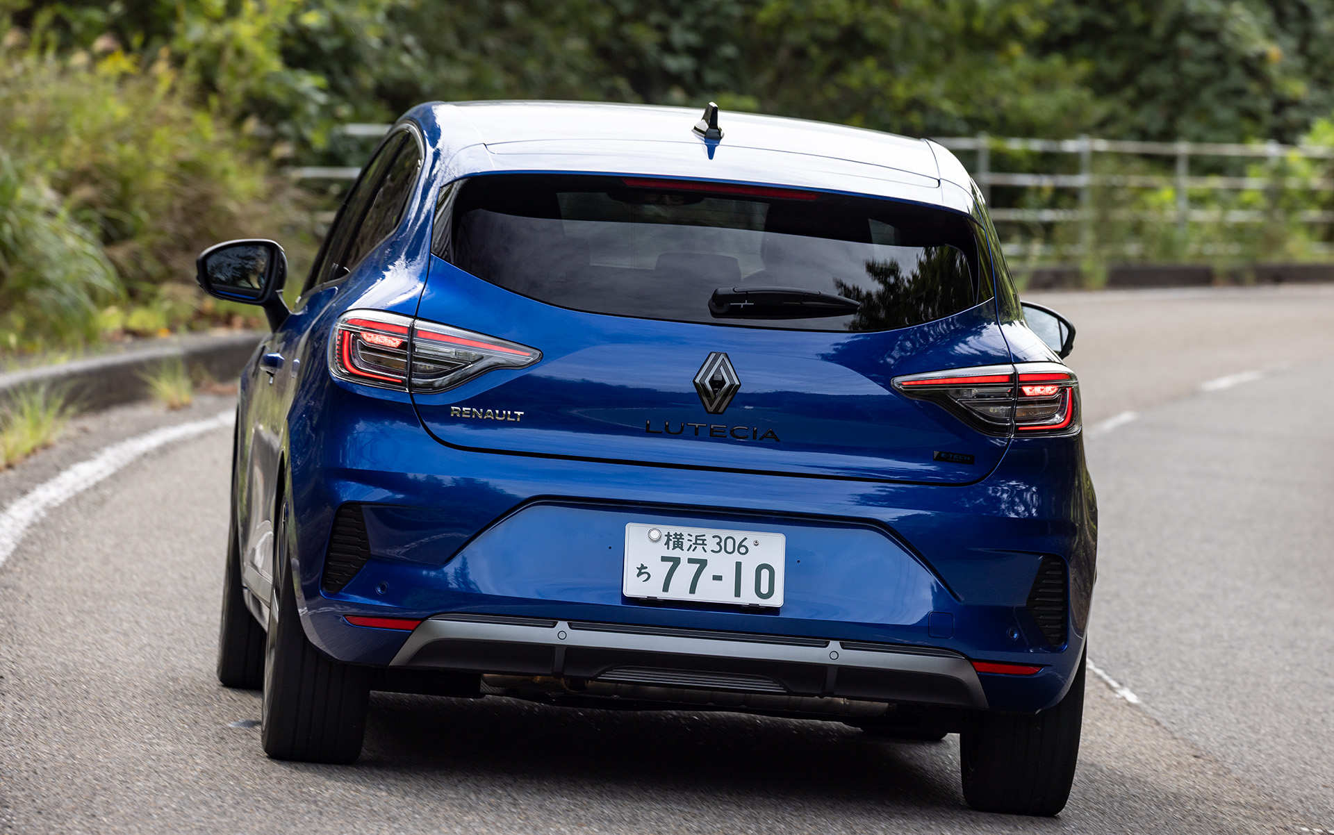 モーターとエンジンの役割がスムーズに切り替わり、1300kgという車両重量も相まってか軽快に走る