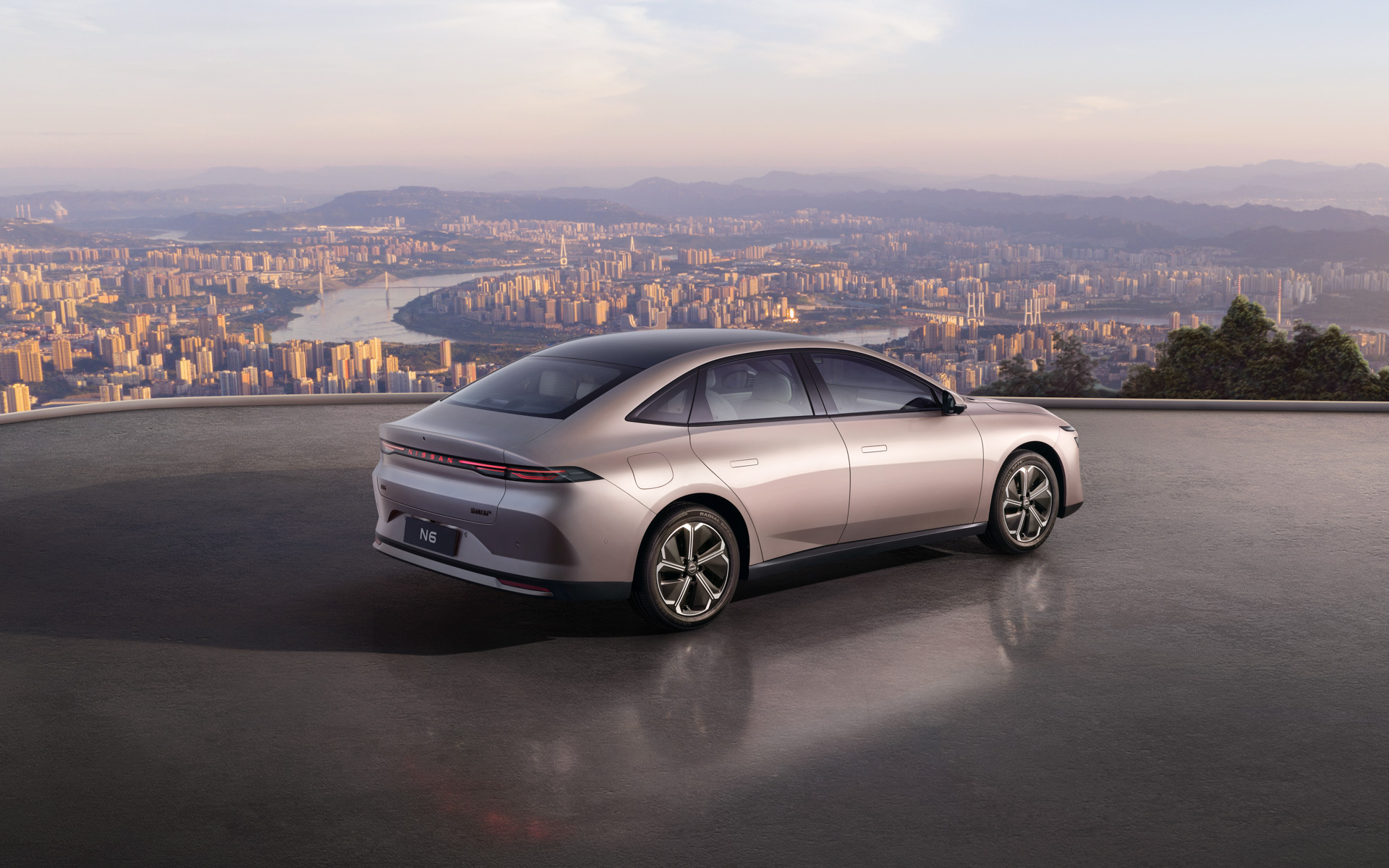 新開発したPHEVセダン「N6」